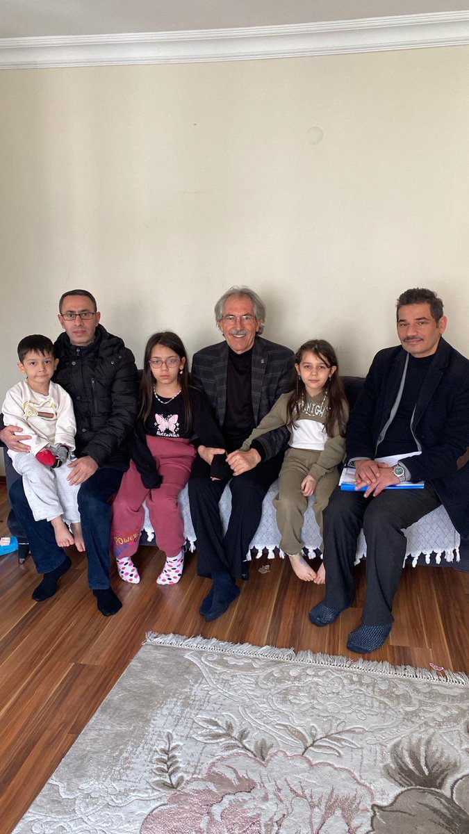 akkagithane's tweet photo. Gönüllerin aynı niyette buluştuğu, birlik ve beraberliğin en güzel şekilde hissedildiği anları yaşıyoruz.
Paylaştıkça büyüyen bu kardeşlik ruhuyla, aynı istikamette omuz omuza yürümeye devam ediyoruz.

#BirOlmakRuhumuzdaVar 

@erkanyildirim76 
@abdullahozdemir 
@akpartiistanbul https://t.co/9TvJIYR9gG