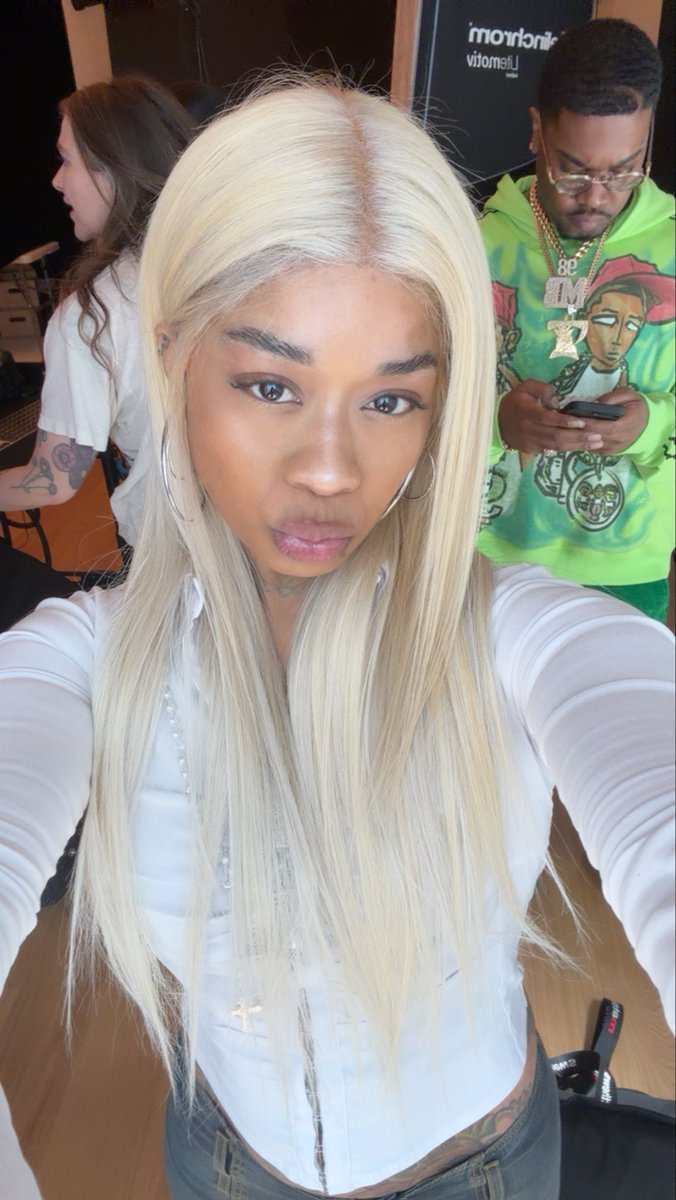 tiafreakyass tweet media