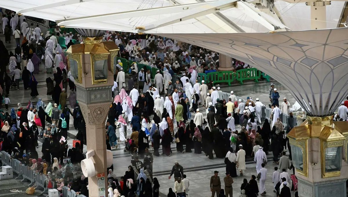 وصول الطاقة الاستيعابية للمصلين في المسجد النبوي إلى أقصاها، تزامنًا مع ختم القرآن الكريم في صلاة التراويح الليلة.

-