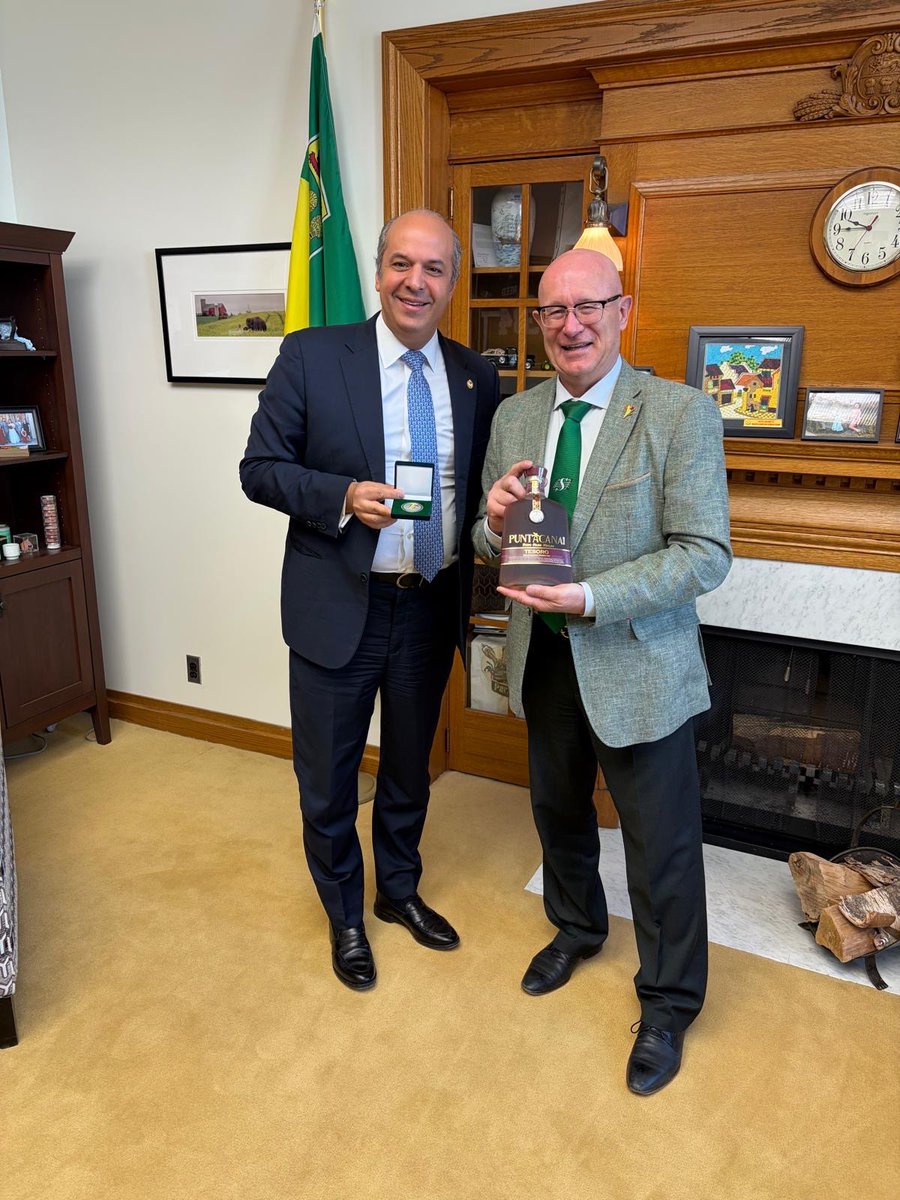 RDenCanada's tweet photo. Agenda Saskatchewan 📍

En el discurrir de la agenda de trabajo en Saskatchewan, el embajador @JoseBlanco sostuvo reuniones con el Hon. Warren Kaeding, ministro de Comercio y Desarrollo de Exportaciones, y con el Hon. Chris Beaudry, ministro de Energía y Recursos, orientadas a continuar afianzando el diálogo institucional y la cooperación entre la provincia y la República Dominicana. 🤝🇩🇴🇨🇦

En su encuentro con el ministro Kaeding, se abordaron oportunidades para fortalecer los vínculos económicos, especialmente en comercio e inversión, identificando áreas de complementariedad en sectores productivos como la agroindustria. Asimismo, se ponderaron mecanismos para facilitar la cooperación entre actores clave de ambas jurisdicciones.

Por su parte, durante la reunión con el ministro Beaudry se trataron temas de interés en materia de energía ⚡, recursos naturales y minerales críticos ⛏️, incluyendo las tierras raras, reconociendo el papel destacado de Saskatchewan en estos sectores. Se exploraron oportunidades para fomentar el intercambio de experiencias, el diálogo técnico y la cooperación en la gestión de recursos mineros y la transición energética 🌱. @MIREXRD