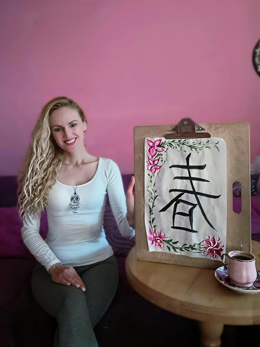 NellyMonk1's tweet image. Holding my new artwork inspired for Spring Festival (春节, Chūn Jié) 🤍✒️🌸

It’s a small ritual that prepares me for my upcoming fantasy painting and keeps me grounded between recording vocals, gigs, and shooting sets.🎙️🎤🎬

#calligraphyartwork #creativeflow #fantasyartist