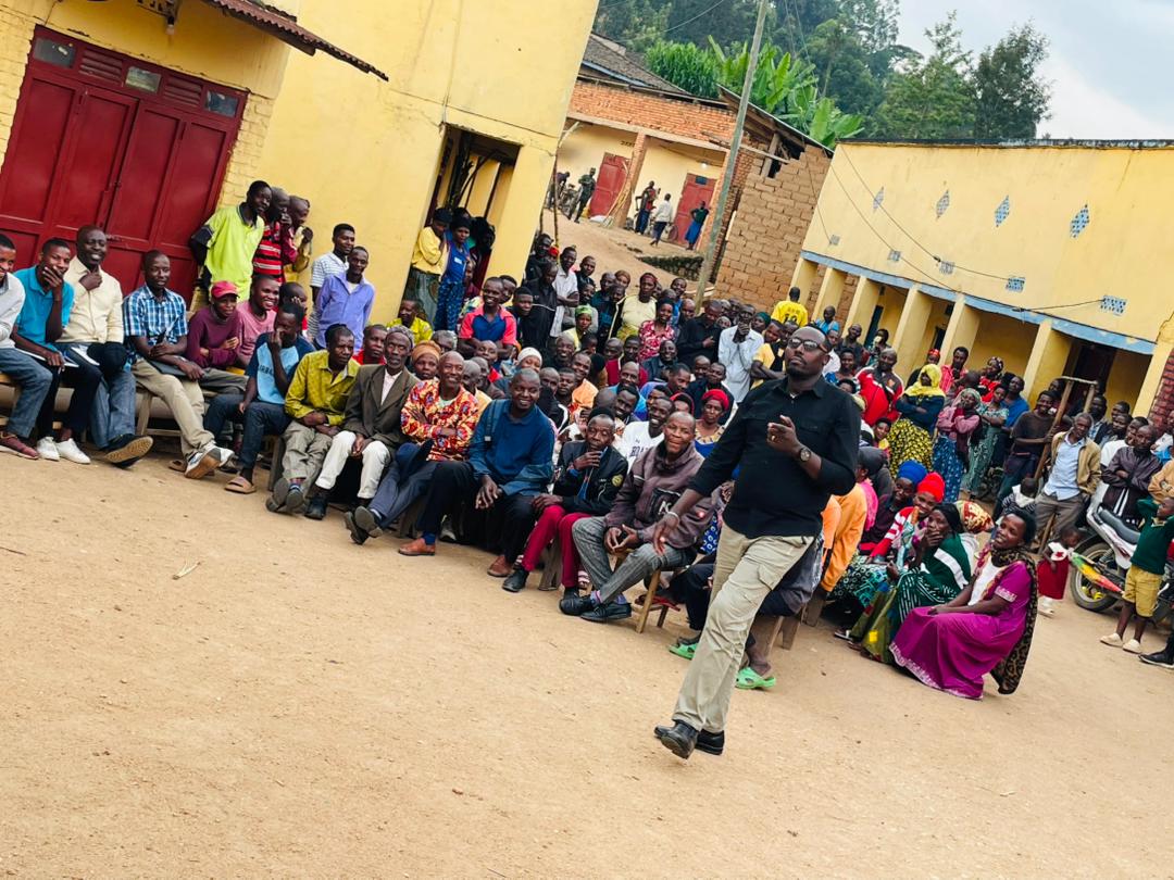 Bonezasector's tweet photo. #IntekoYabaturage 

Mu nteko y'abaturage habereye mu mudugudu wa Kigarama, akagari Nkira, umuyobozi w'umurenge, Muhizi Patrick,yaganirije abaturage kuri gahunda zitandukanye za leta:
- Ejo heza;
- Isuku n'isukura hose;
- Irondo ry'umwuga;
- Hakenmuwe n'ibibazo by'abaturage. https://t.co/C41ud1Y53g