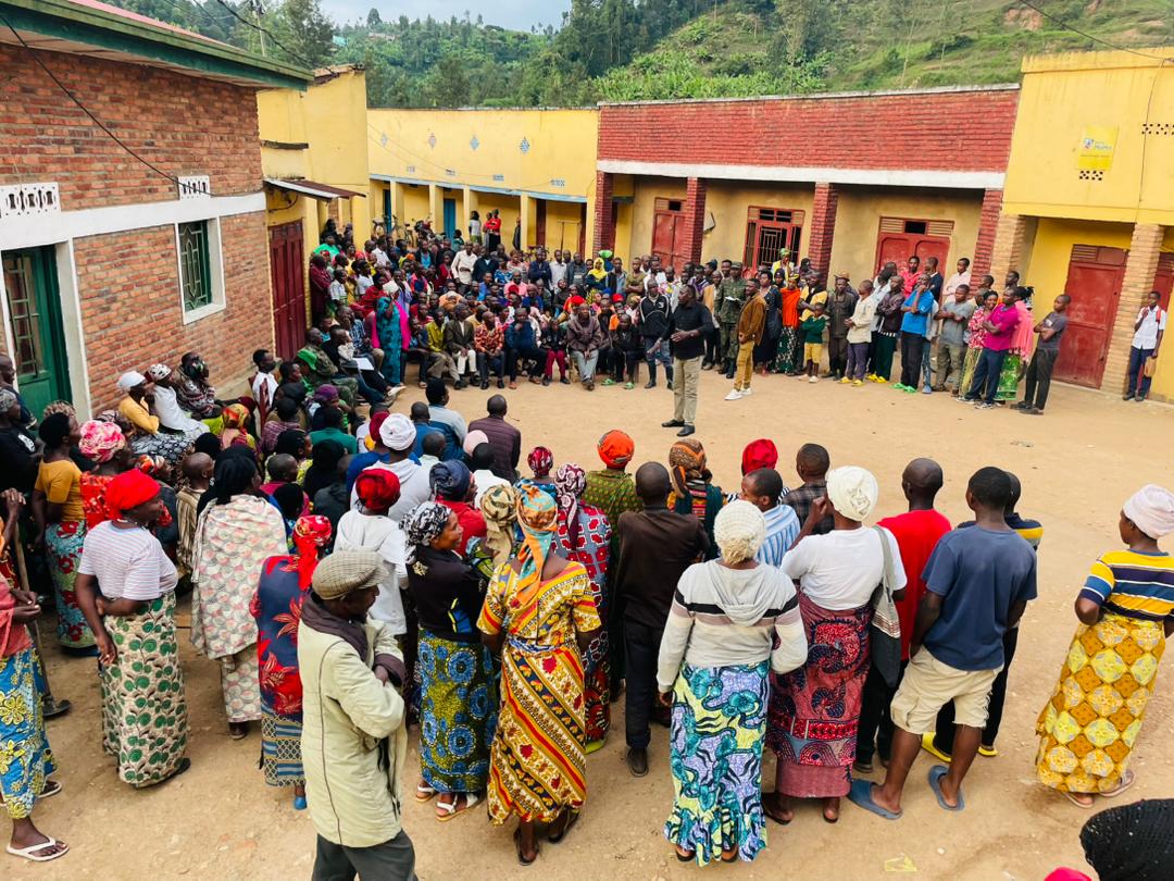 Bonezasector's tweet photo. #IntekoYabaturage 

Mu nteko y'abaturage habereye mu mudugudu wa Kigarama, akagari Nkira, umuyobozi w'umurenge, Muhizi Patrick,yaganirije abaturage kuri gahunda zitandukanye za leta:
- Ejo heza;
- Isuku n'isukura hose;
- Irondo ry'umwuga;
- Hakenmuwe n'ibibazo by'abaturage. https://t.co/C41ud1Y53g