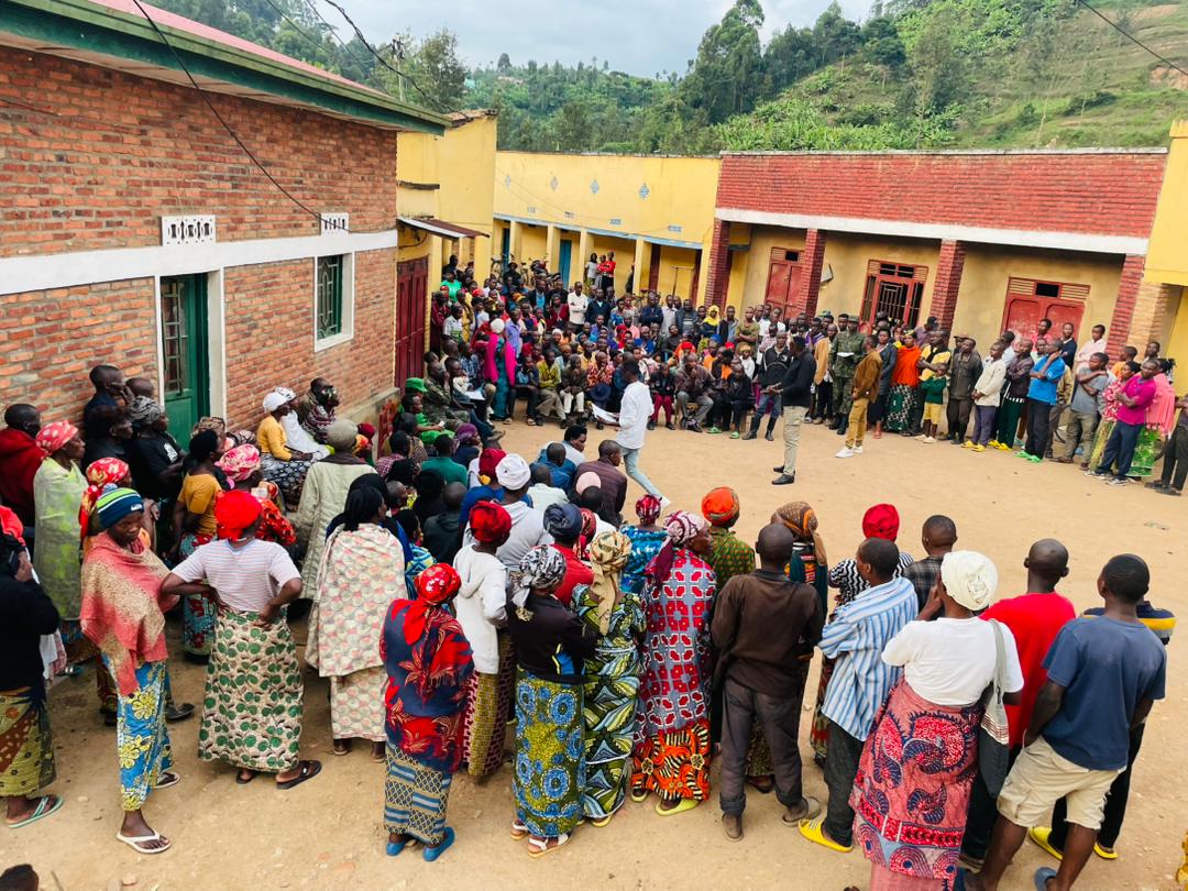 Bonezasector's tweet photo. #IntekoYabaturage 

Mu nteko y'abaturage habereye mu mudugudu wa Kigarama, akagari Nkira, umuyobozi w'umurenge, Muhizi Patrick,yaganirije abaturage kuri gahunda zitandukanye za leta:
- Ejo heza;
- Isuku n'isukura hose;
- Irondo ry'umwuga;
- Hakenmuwe n'ibibazo by'abaturage. https://t.co/C41ud1Y53g