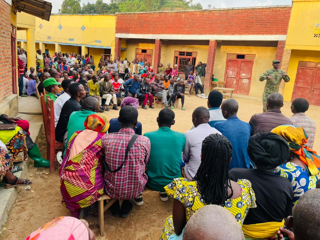 Bonezasector's tweet photo. #IntekoYabaturage 

Mu nteko y'abaturage habereye mu mudugudu wa Kigarama, akagari Nkira, umuyobozi w'umurenge, Muhizi Patrick,yaganirije abaturage kuri gahunda zitandukanye za leta:
- Ejo heza;
- Isuku n'isukura hose;
- Irondo ry'umwuga;
- Hakenmuwe n'ibibazo by'abaturage. https://t.co/C41ud1Y53g