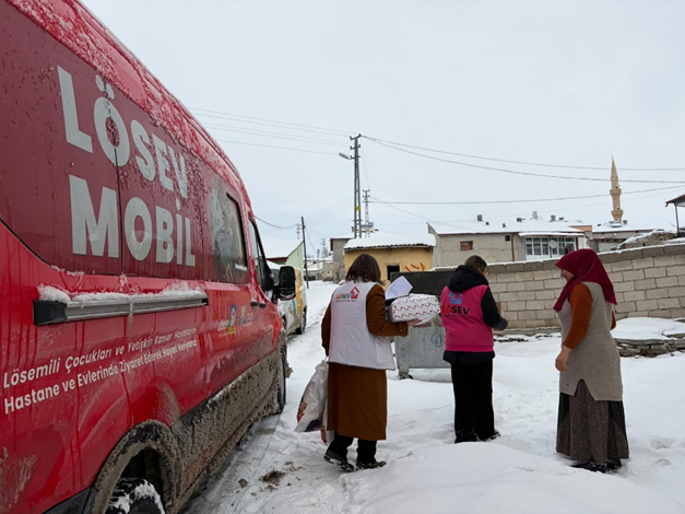 Bazen bir hastane odasında,
bazen bir köy yolunda…
İhtiyaç olan her yerde LÖSEV MOBİL
#ÖnceÇocuklarİyileşsin
🔗 losev.org.tr/ramazan