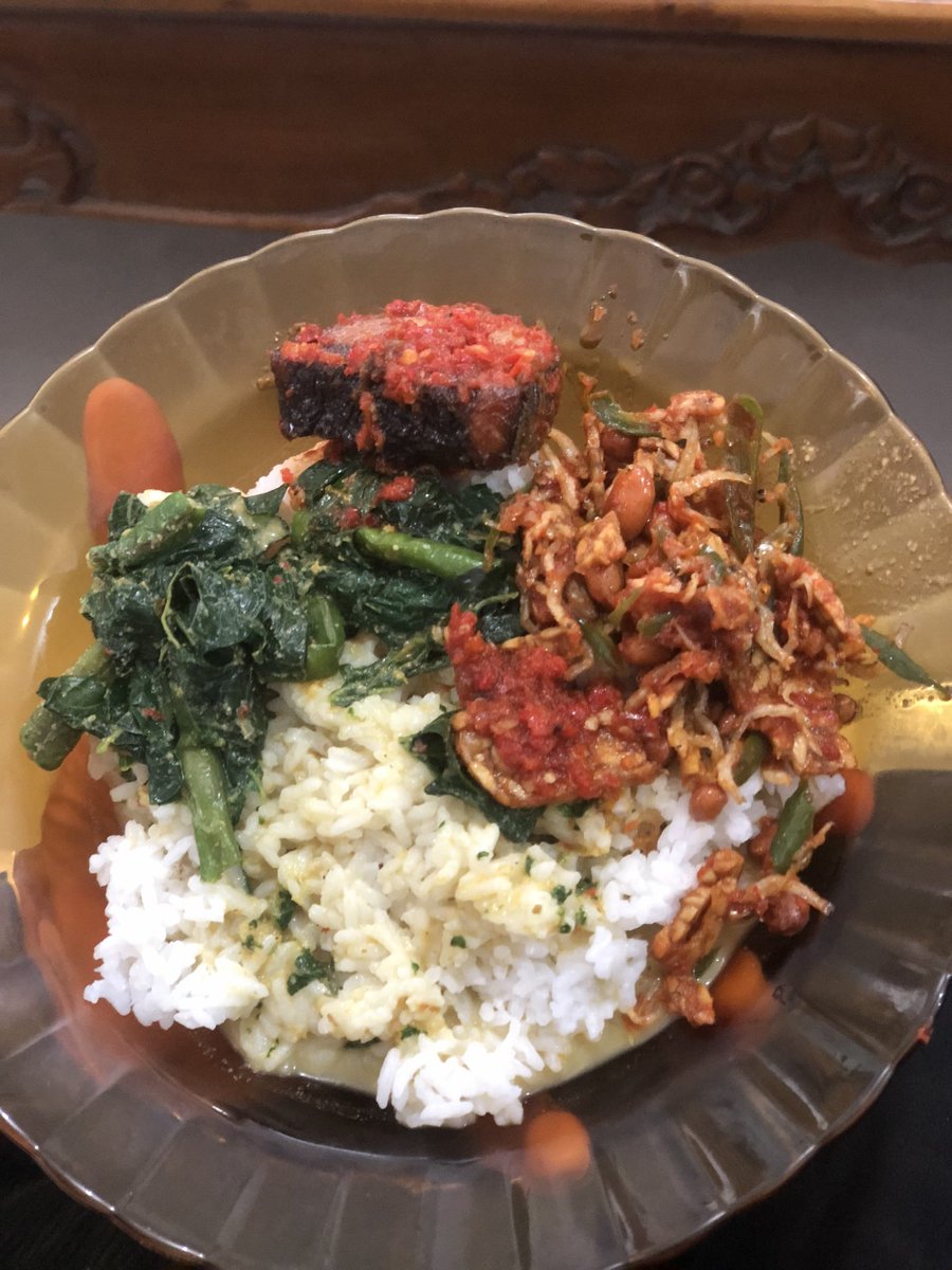 Ririamanda's tweet photo. @tanyakanrl Kak ayoo sin tempat mertuaku aja😍
Makan ambil sepuasnya. Harus makan banyak. Istirahat yang cukup. Cuci piring? Itu tugas anaknya (suamiku) hihi

Akulah yang secara sadar mau lahiran ke tempat mertua. 

Besok beli udang yang banyak, Kak! Jgn lupa minum vitamin💕 https://t.co/RSULityYNP