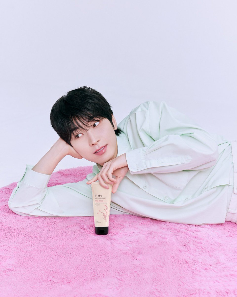 everywom_woo's tweet photo. cradled within my grasp, the Rice Water Bright Facial Foaming Cleanser feels like a quiet indulgence, featherlight and tender; as it blooms into a lather, it dissolves the day’s remnants, unveiling a soft radiance, as though each moment is granted a chance to return, serene. https://t.co/CX2CR8AL1l
