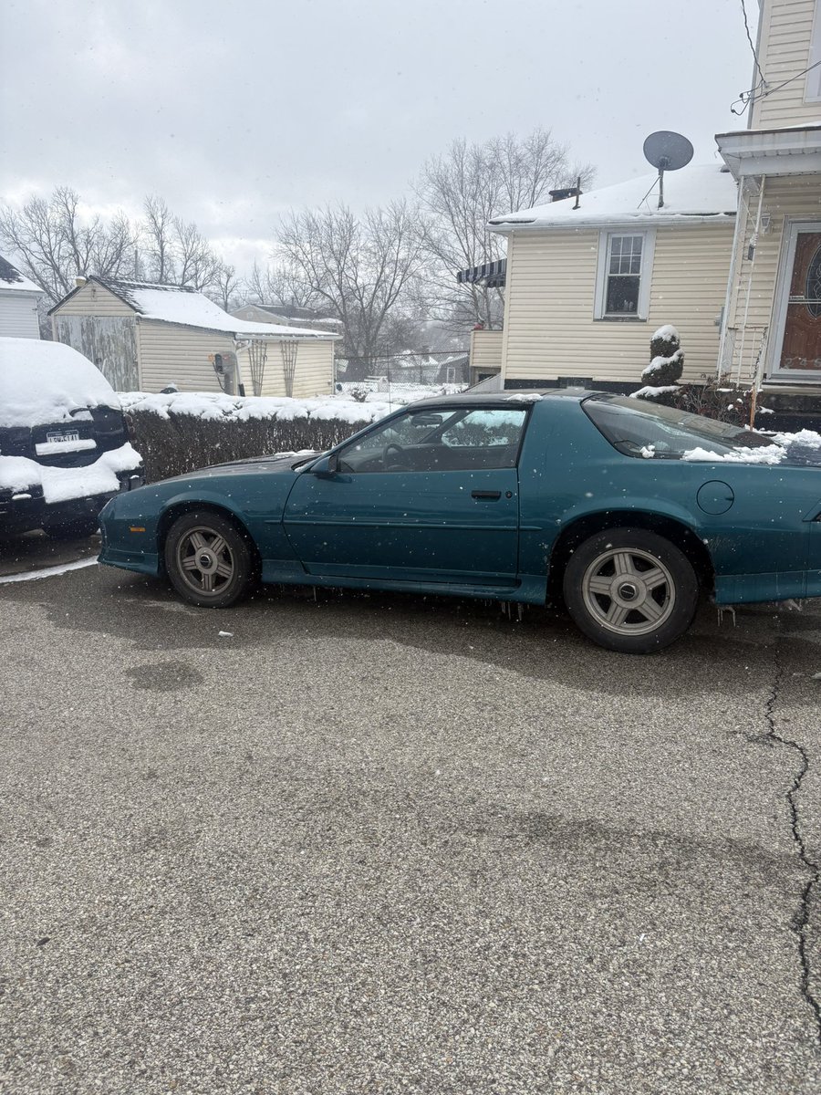 Magedraws87's tweet photo. Only in my hometown can it goes from 75 degrees to 7 in 24 hours and hit with a freak snow storm and have to leave my car at the library like 8 miles away just to get it home and it start snowing again. https://t.co/YVSBaLvF9k