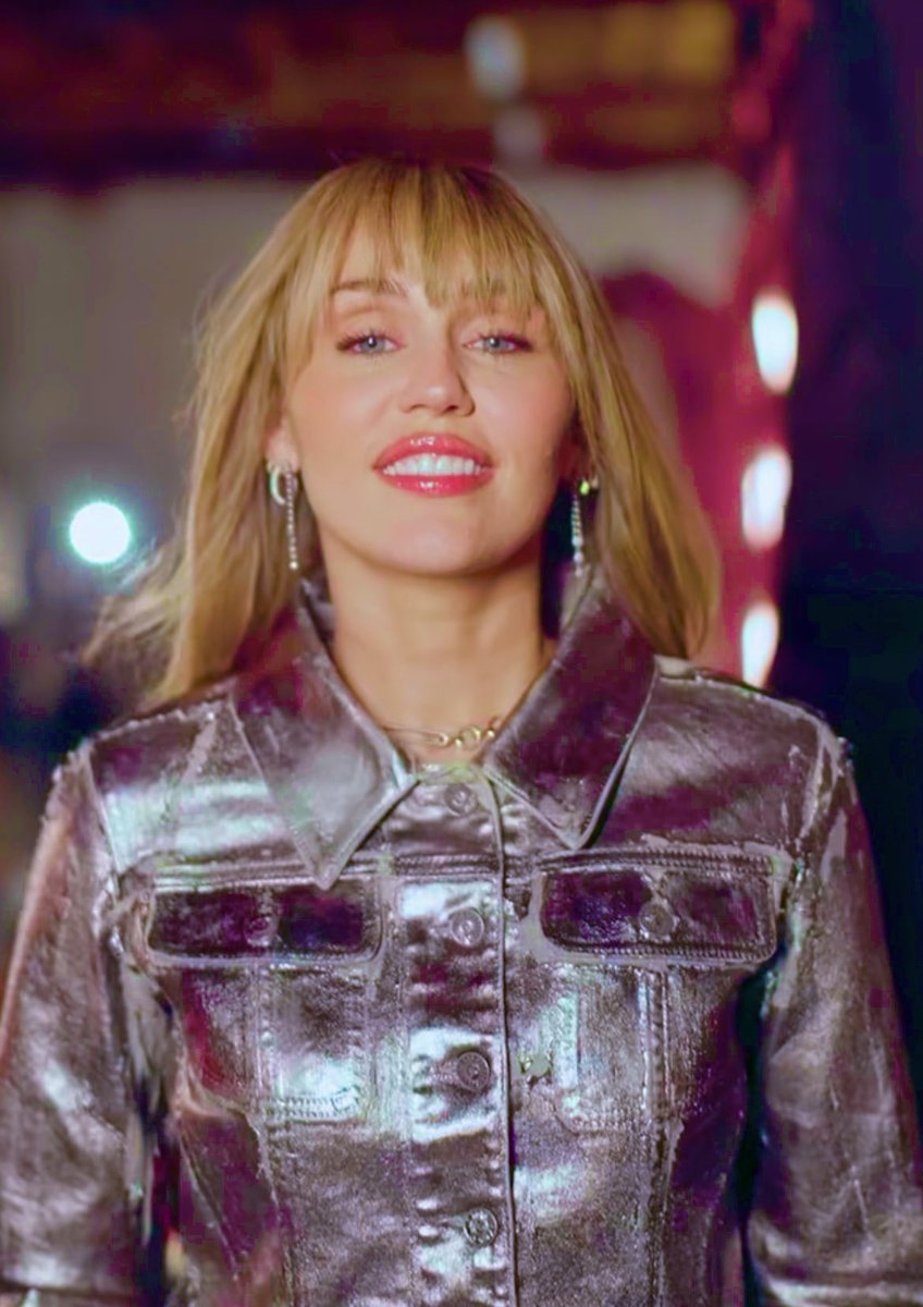 🚨| <a href="/MileyCyrus/">Miley Cyrus</a> is wearing @DuaLipa's „La
Vacanza" collcetion for Versace for the 20th anniversary of Hannah Montana! 🚨

are the queens finally friends again?