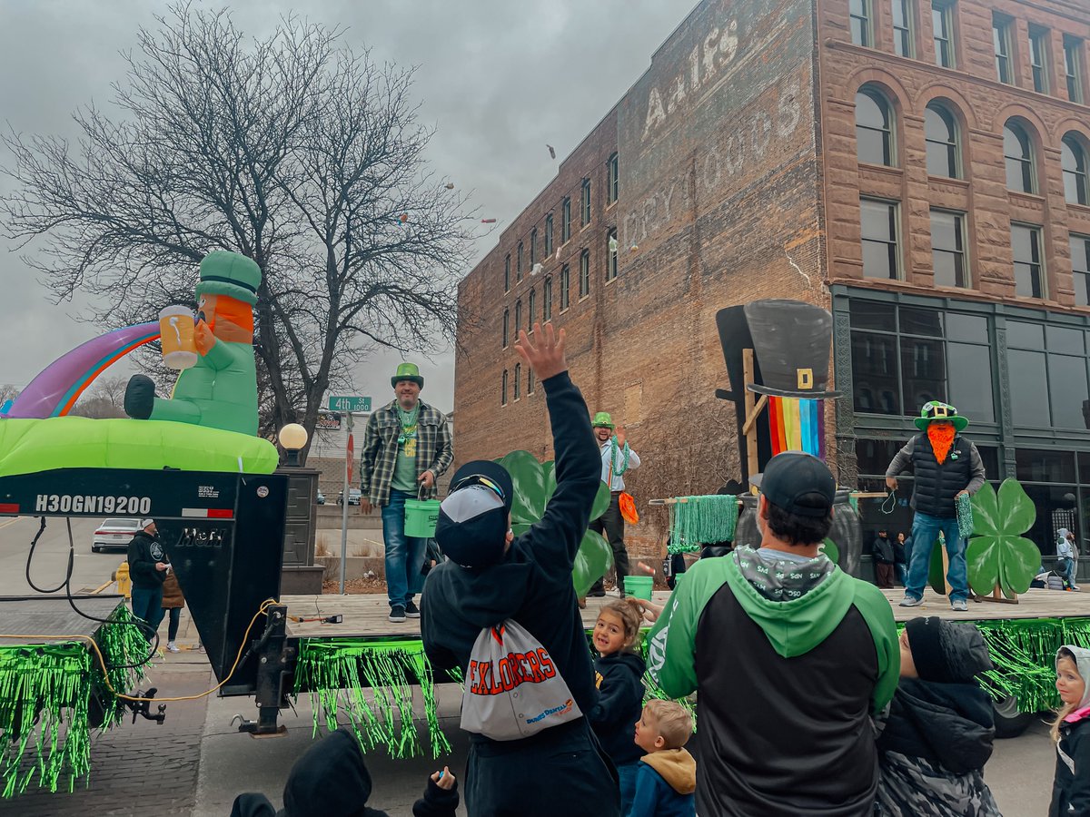 Happy St. Patrick’s Day! 🍀 Catch the annual Sioux City St. Patrick's Day Parade as it travels along 4th Street starting at 6pm TONIGHT! 🎉

Planning ahead? Park in the Heritage or Discovery Ramps, parking is free tonight starting at 5:30pm. 🚗
facebook.com/SiouxCityStPat…