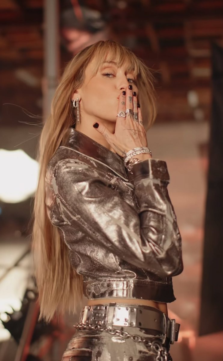 No es solo un aniversario de Hannah Montana, es una celebración a los VEINTE AÑOS de carrera de Miley Cyrus.