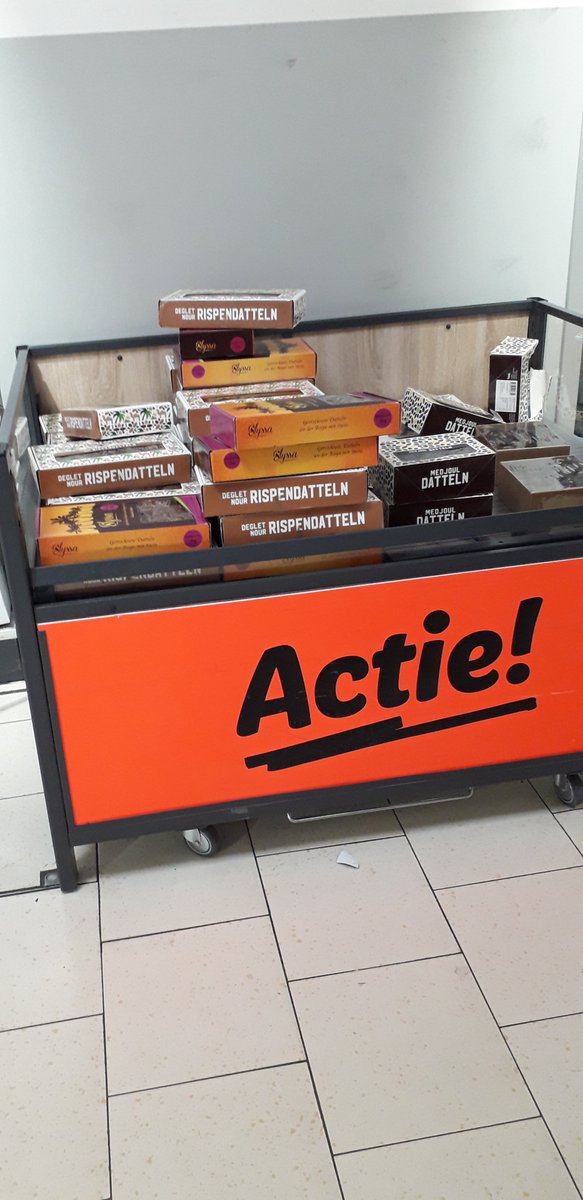 Eindelijk zijn ze er weer, de enige echte Medjoul dadels uit Israël, bij de Lidl.
Ze hebben eerst geprobeerd om Tunesisch dadels erdoorheen te drukken, maar dat zijn niet echt te eten, en dan gaan ze in de actie.