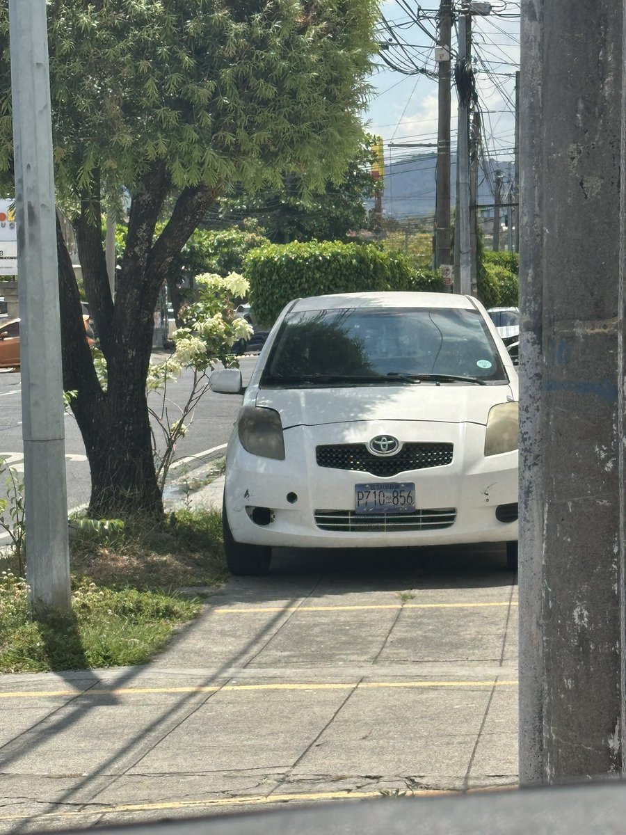 Aceras para carros o personas?? <a href="/VMTElSalvador/">VMT</a>