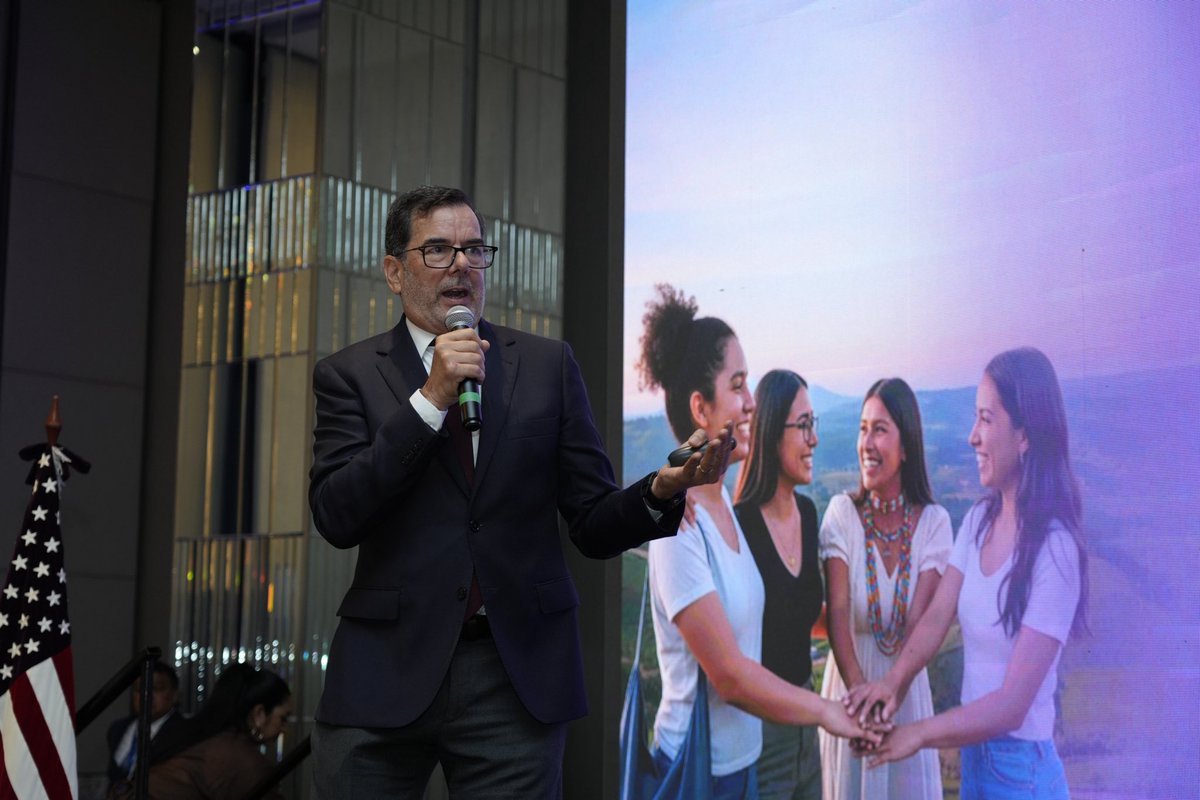 ¡Impulsando el liderazgo femenino desde la raíz! 💜

⚡️El presidente de BanEcuador, <a href="/eduardopenah/">Eduardo Peña Hurtado</a> , participó en el Encuentro Internacional de Mujeres “Un llamado a la raíz”, organizado por <a href="/amchamgye/">AMCHAM Guayaquil</a> Guayaquil, donde promovió el Crédito Emprende Violeta como una herramienta