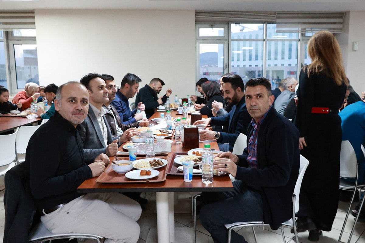 📍 Bingöl Devlet Hastanesi

Valimiz Sayın Cahit Çelik, İl Sağlık Müdürlüğü tarafından düzenlenen iftar programında sağlık çalışanlarımızla bir araya geldi.

Sağlık hizmetlerinin etkin ve kesintisiz şekilde yürütülmesinde büyük emek sarf eden sağlık personelimizle iftarını açan