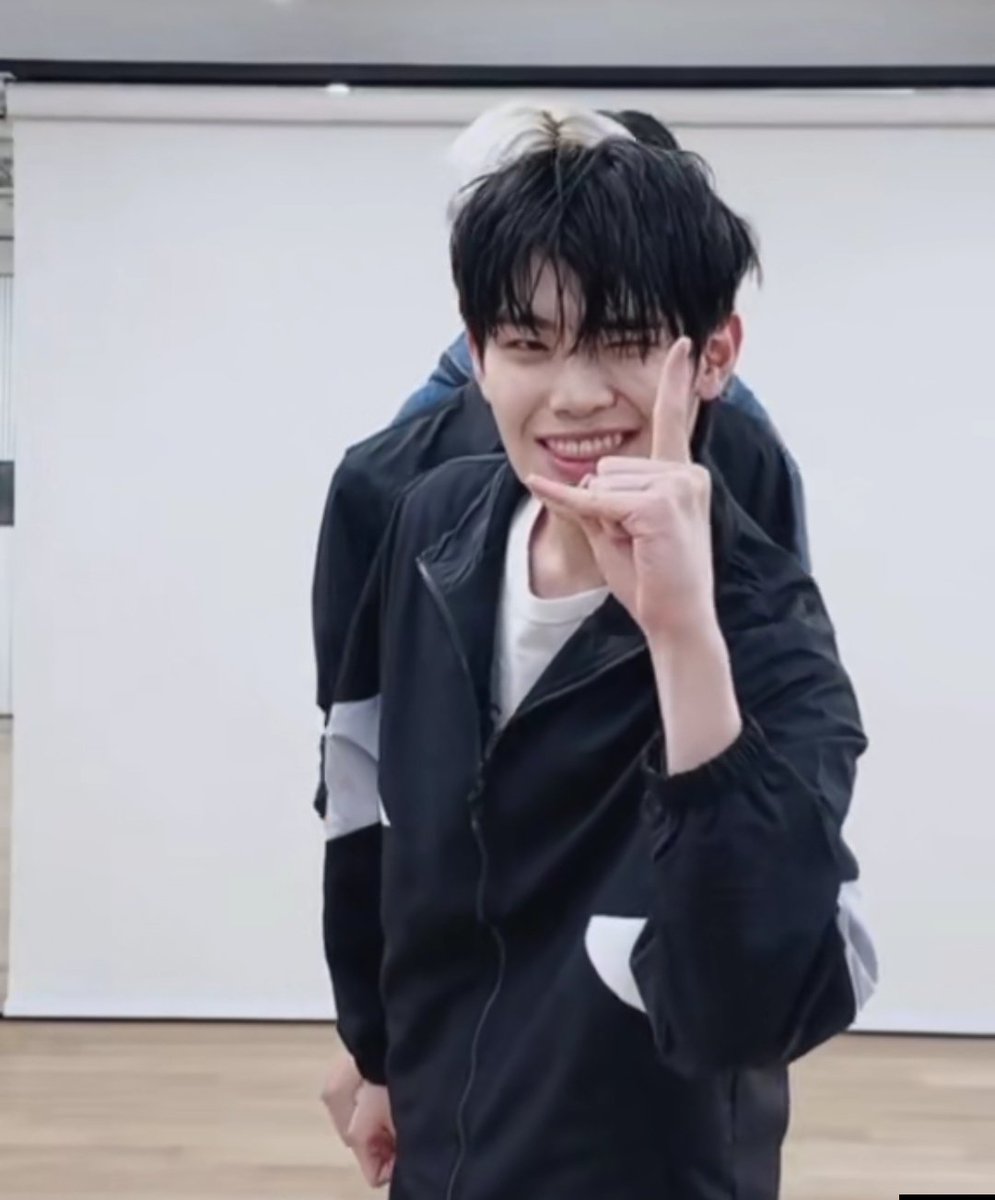 who remember this iconic hand sign? 
waktu mereka pre debut, tiap member bikin hand sign based on "zero base one", dan waktu itu yg paling booming punya si taerae ini karena kek simple dan asoyyyyy bngt ga sih??!!😋
Akhirnya zerose pada ikutan foto pake sign ini deh waktu itu😎