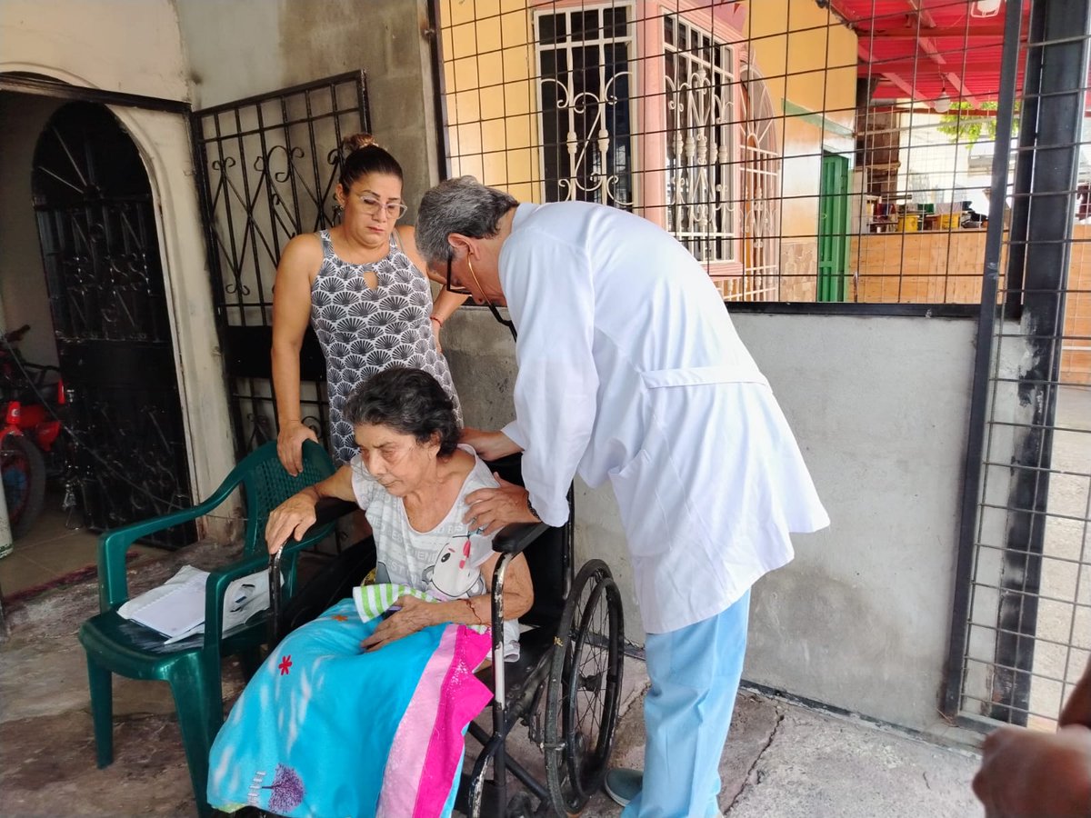 Salud_Guayas's tweet photo. #MSPEnterritorio | Personal del #Distrito09D04 de @Salud_Ec realiza visita domiciliaria con atención médica a paciente prioritario y llenado de ficha familiar para calificación de discapacidad en el sector #CisneII. https://t.co/53x4sGOO56