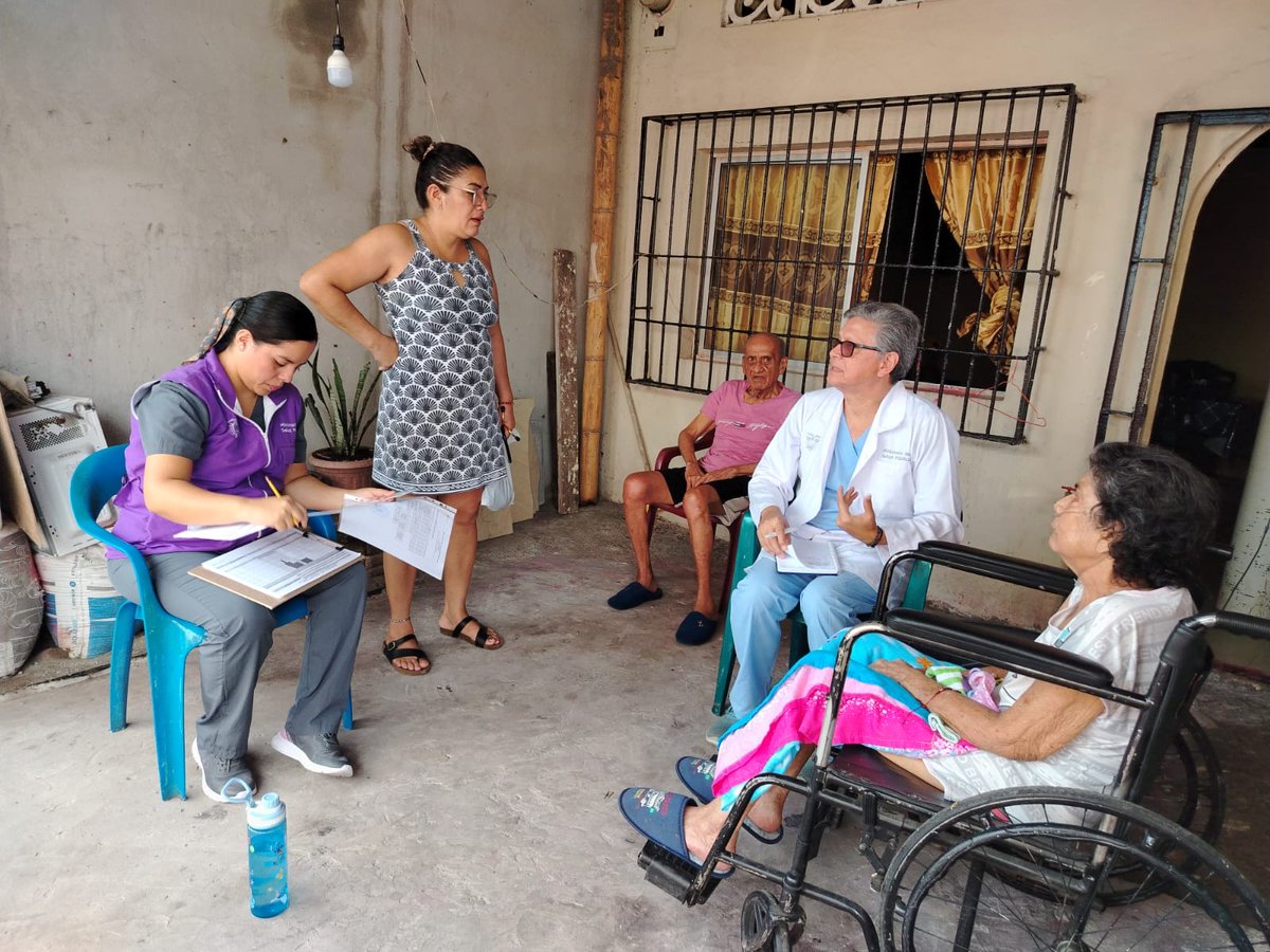Salud_Guayas's tweet photo. #MSPEnterritorio | Personal del #Distrito09D04 de @Salud_Ec realiza visita domiciliaria con atención médica a paciente prioritario y llenado de ficha familiar para calificación de discapacidad en el sector #CisneII. https://t.co/53x4sGOO56