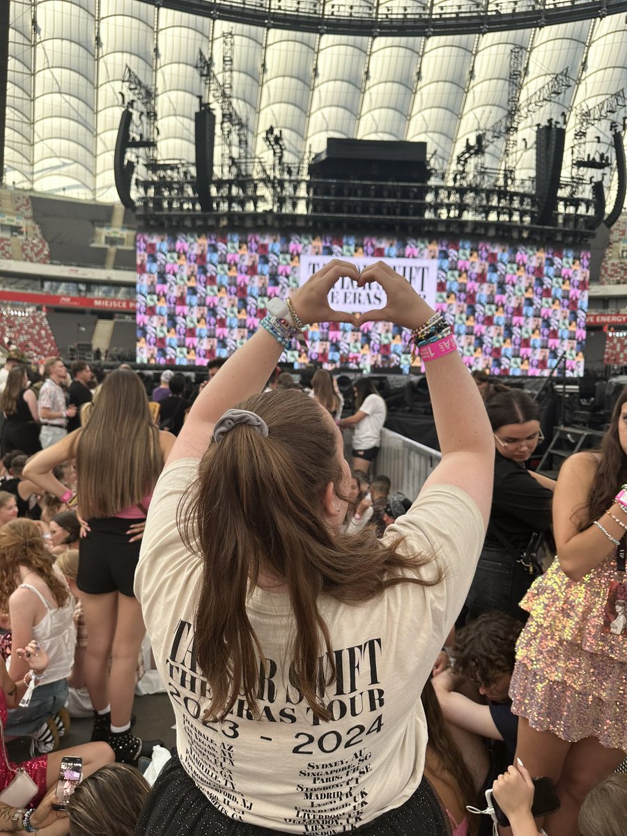 lulytaJB's tweet image. It’s crazy to say this, but The Eras Tour truly healed something in me. The community, sharing the experience with so many friends (old and new), the pure joy and girlhood I experienced at every show, just living through that was healing. I miss it every day 🥹 #TSTheErasTour