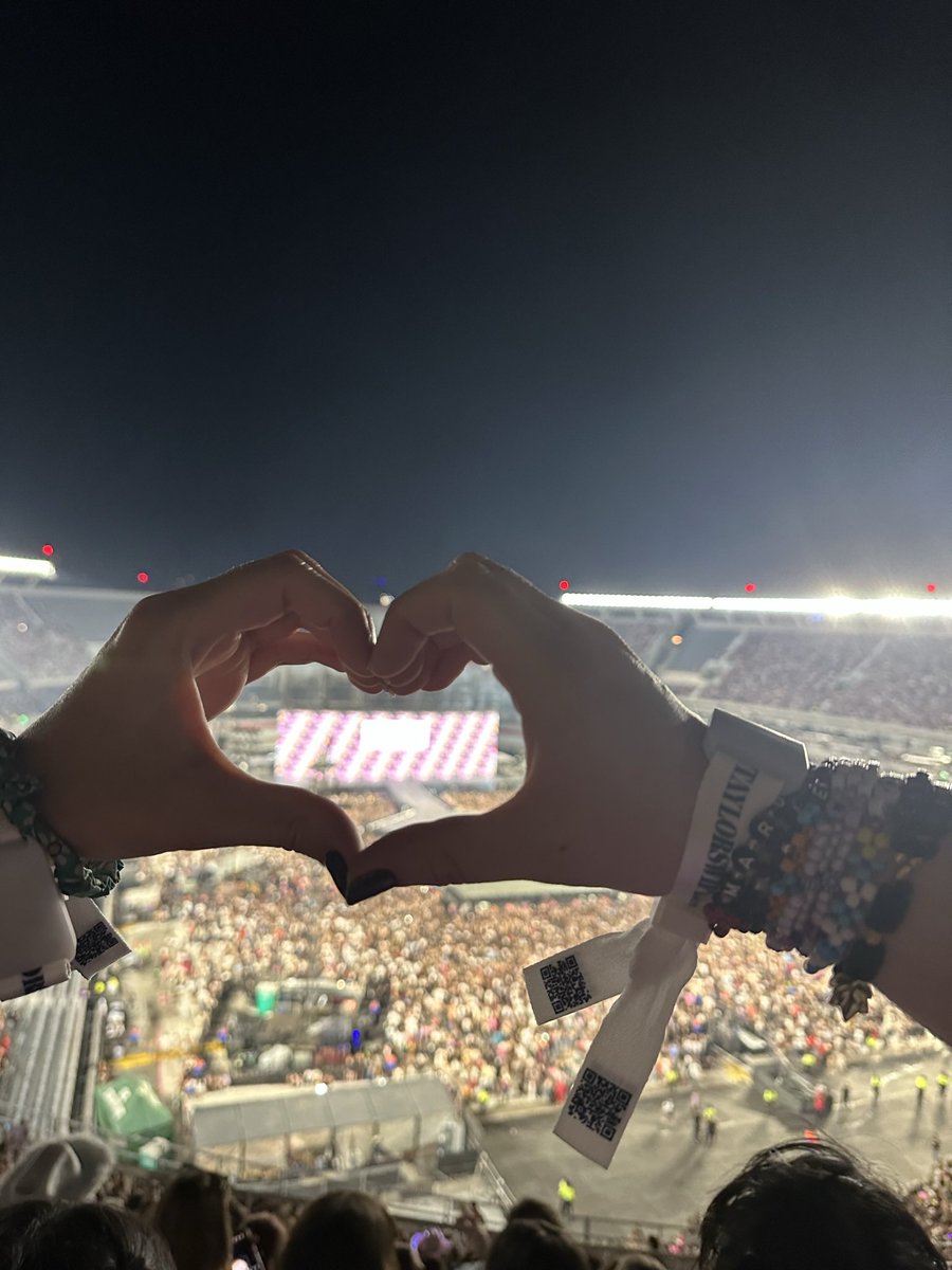 lulytaJB's tweet image. It’s crazy to say this, but The Eras Tour truly healed something in me. The community, sharing the experience with so many friends (old and new), the pure joy and girlhood I experienced at every show, just living through that was healing. I miss it every day 🥹 #TSTheErasTour