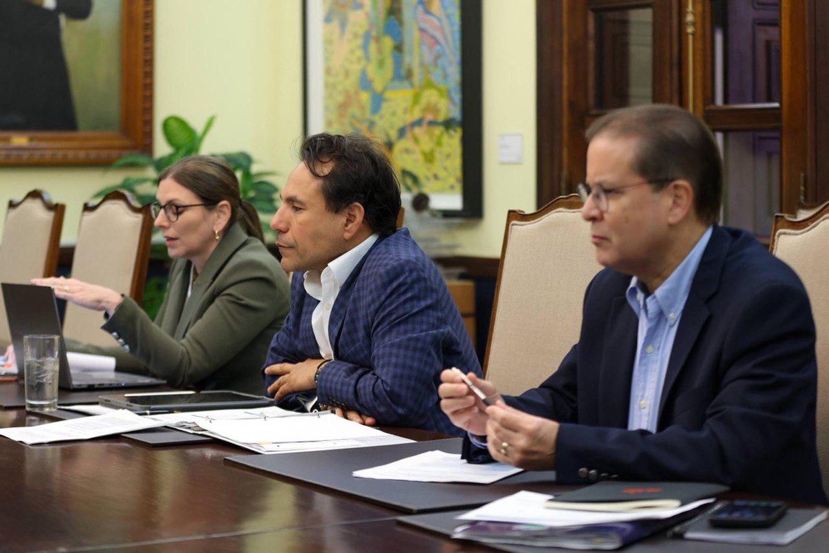 Hoy sostuve una importante reunión con la Junta de Supervisión Fiscal, junto a mi equipo de trabajo donde atendimos asuntos fiscales prioritarios enfocados en generar un impacto positivo y directo para nuestra gente.

En la misma estuvieron el secretario de la Gobernación y