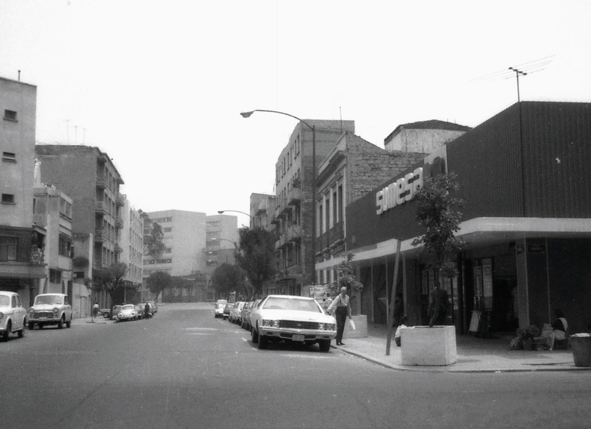 DavidPallaresM's tweet photo. La calle de Bruselas en la colonia Juárez, ciudad de México. Se observa la tienda Sumesa, la primera o una de los primeros supermercados en la ciudad. La calle se transformó luego del sismo de 1985.
#Bruselas
#SUMESA
#Sismo1985
#cdmx
#México https://t.co/SSQRyvli7l