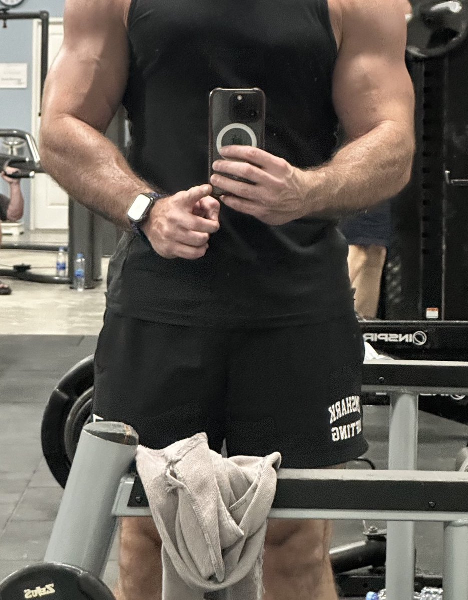 🚨😵‍💫🤭 Ma petite chienne taillée  comme un body builder est de retour 🥵

Elle va aller s ouvrir ce soir avant d être balancer très rapidement dans la semaine dans un blackmail bien costaud. Tonton occ a de nouvelles stratégies pour vous faire chanter