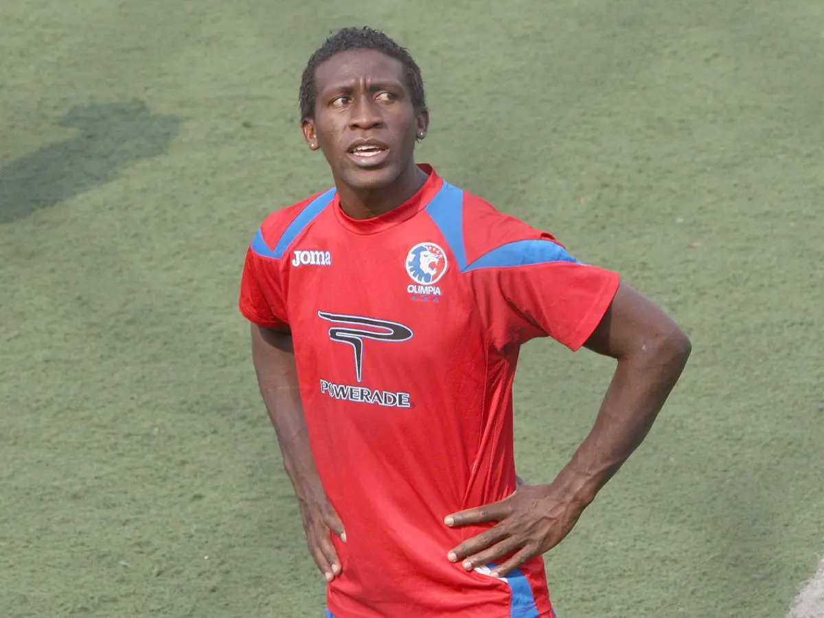 Ustedes son jóvenes y no lo recuerdan, pero la peor ausencia mundialista de un hondureño, fue cuando Guifarro dejó afuera Thomas del mundial sub-20 en 2005.