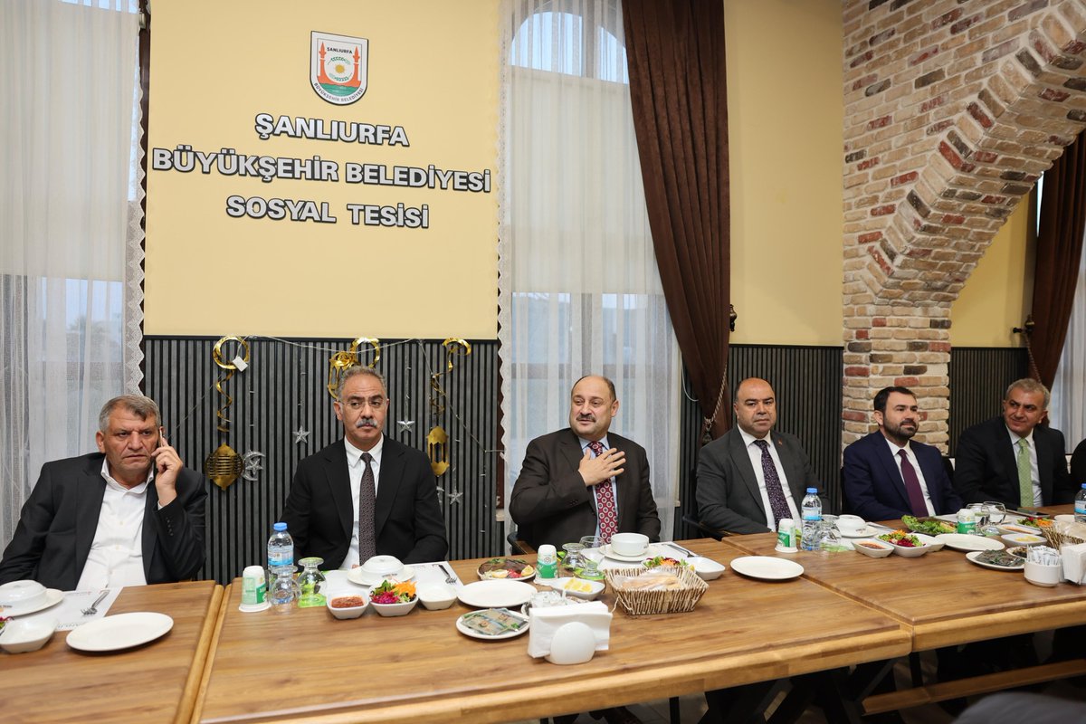 sanliurfabld's tweet photo. Şanlıurfa İçin Birlik ve Beraberlik Sofrası 🤝🌙

Şanlıurfa Büyükşehir Belediye Başkanımız Mehmet Kasım Gülpınar; belediyemizin ev sahipliğinde düzenlenen iftar programında ilçe Belediye Başkanlarımız ve Büyükşehir Belediye Meclis Üyelerimizle bir araya geldi.

Ramazan’ın bereketini ve manevi iklimini paylaştığımız bu anlamlı buluşmada; kadim şehrimize hizmet yolunda birlik, beraberlik ve kardeşlik mesajları verildi. Şanlıurfa’nın geleceği için omuz omuza, tek yürek olarak çalışmaya devam ediyoruz.

Bu mübarek akşamda pekişen gönül bağlarımızın, şehrimize huzur ve hayırlar getirmesini temenni ediyoruz.