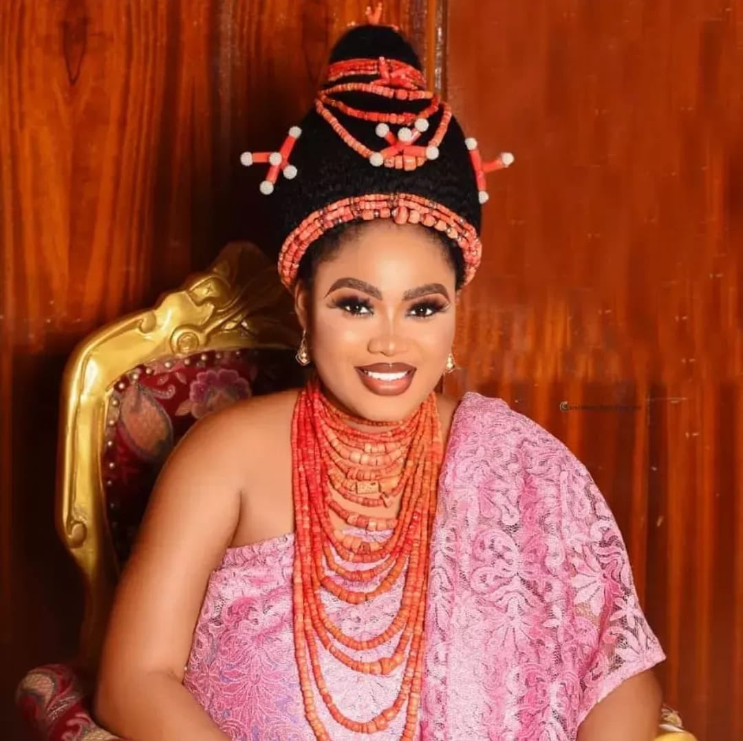 GuyMr10's tweet photo. Queen to be kicked out of Benin Palace ke? Make Peller just leave Jarvis marry her oo 😂 https://t.co/jyeQQLAPVb