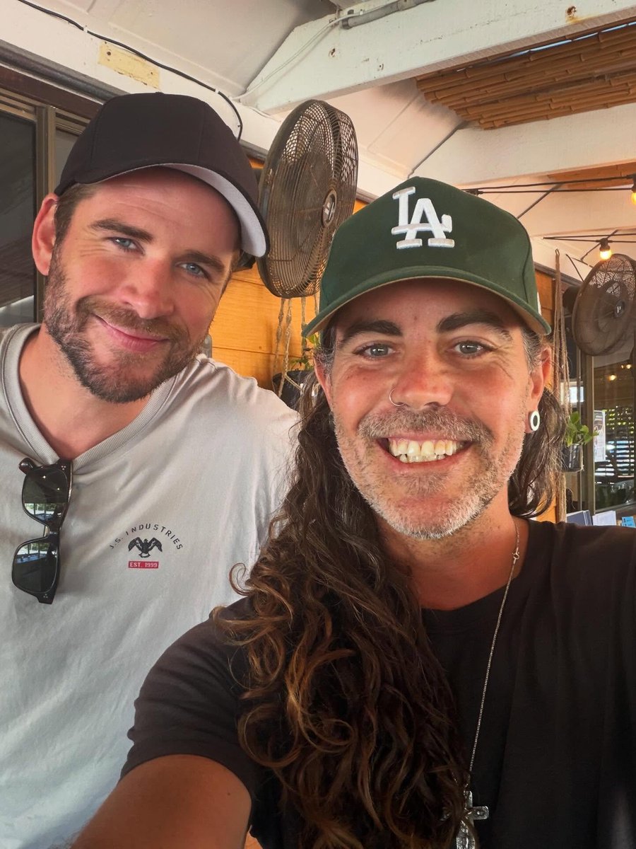 APARECEU 💖

Liam Hemsworth com @labanpitmanjohnson em Byron Bay. #LiamHemsworth esteve lá com sua sua noiva #Gabriella Brooks no dia 15 de Março de 2026.