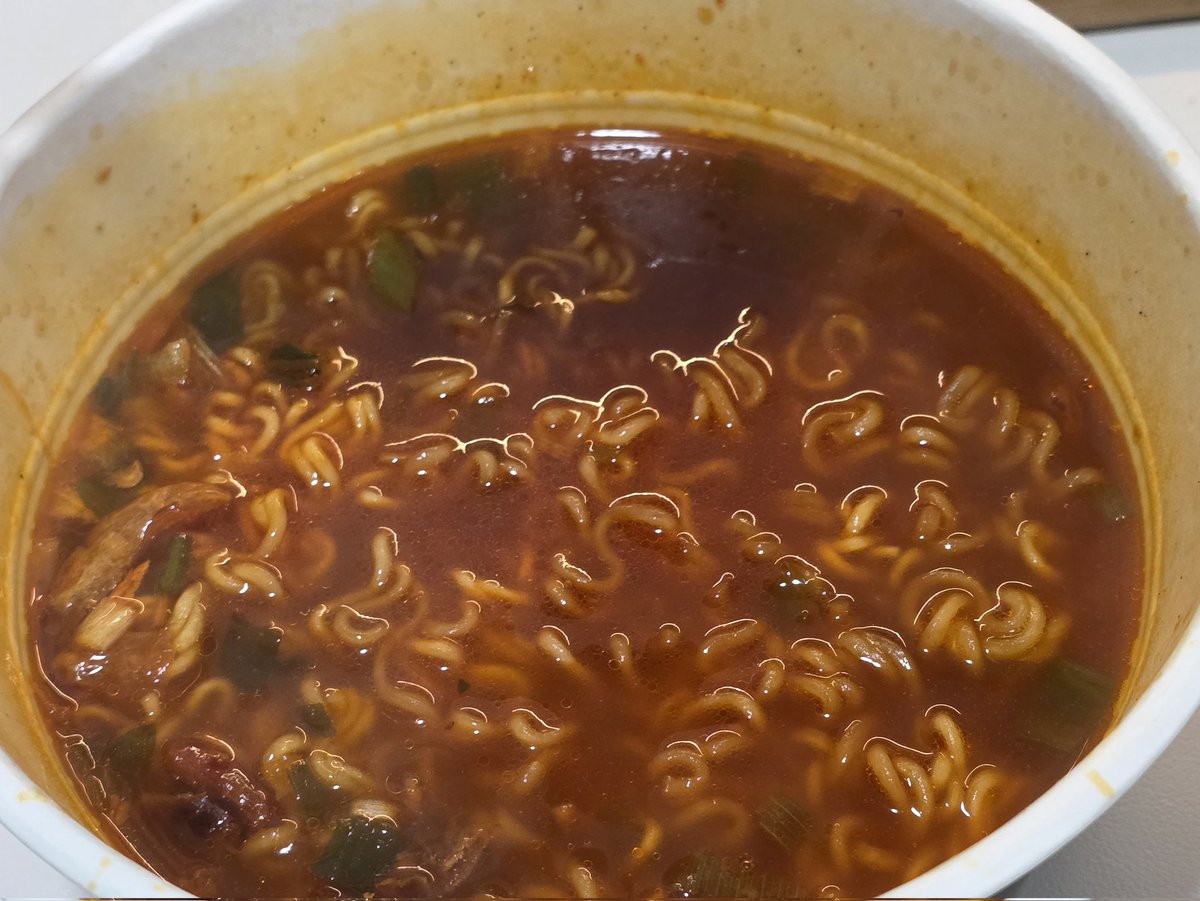 ong00772's tweet photo. 매운 라면 조아하는 트친 있니
사진을 드럽게 못찍었지만
이 라면 생각보다 맛있어서 추천하러옴

🍜하림 더미식 장인라면 얼큰한맛

매운고추 3가지를 섞었다 했나
(몇가지인지 까머금 ㅈㅅ)

그래서 그런가 엄청 칼칼하게 매워
나 콧물 흘리며 먹엇긔
(난 엽떡 오리지널 먹는 사람임)

근데 면발이 쫄깃하고 맛있게 매웠어!!!
새로운 라면 땡길때 한번 도전해봐

#맛집제점수는요 #라면