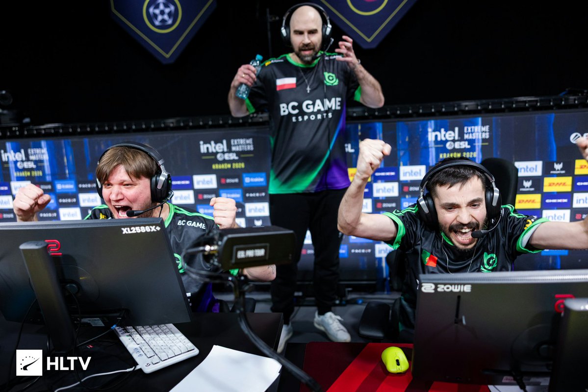 B24 Screen tweet media