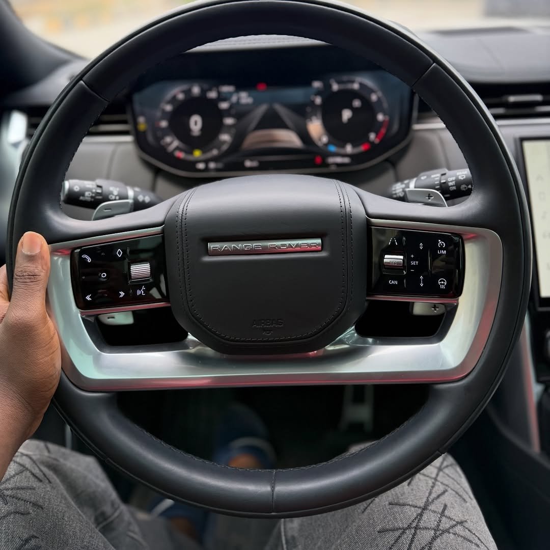 What has Range Rover done to me? I'm so in love with it lately.

The interior is just out of this world. As hard as it is to admit, when it comes to interiors and giving the driver the ultimate aesthetic adventure, Range Rover can easily give Mercedes-Benz a serious run for its