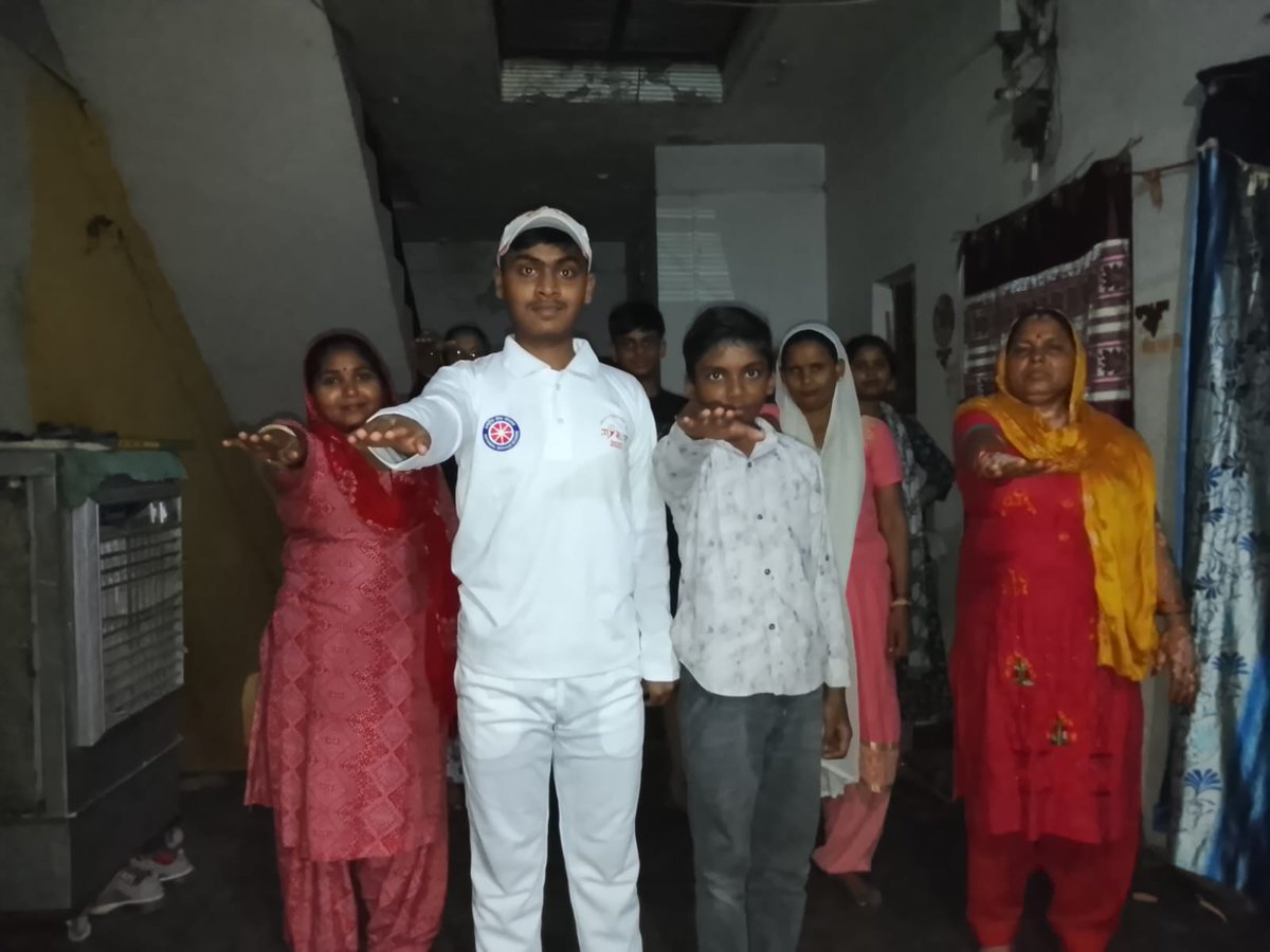NSSGhondaNo2's tweet photo. विद्यालय की राष्ट्रीय सेवा योजना की एंटी ड्रग वॉलंटरी टीम के सदस्य स्वयं सेवक जनपद उत्तर पूर्व के अनेक स्थानों पर ��ाकर लोगों को एंटी ड्रग का जागरूकता कार्यक्रम की जानकारी दे रहे हैं तथा जीवन में कभी भी ड्रग्स न लेने की शपथ दिला रहे @DelhiPolice @PEBranchGNCTD @MYBharatNE https://t.co/DbDM2VQoRs