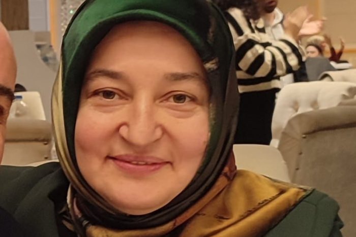 Mart 2016’da kanser teşhisi konulan din kültürü öğretmeni Nermin Varol’un birden fazla organı cerrahi müdahaleyle alındı. Varol, 5 Mart 2025’te tutuklandı. Kapasitesinin üzerinde kalabalık bir koğuşta, sağlıksız koşullarda tutuluyor.

HastaTutukluluk İşkencedir