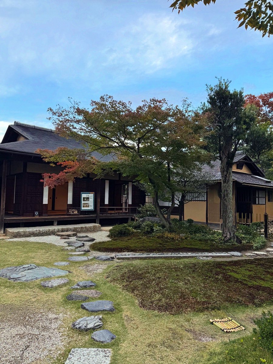 oniwastagram's tweet photo. 📸有楽苑・国宝茶室「如庵」
(愛知県犬山市／国宝)

名鉄は明治村だけじゃない、有楽苑は「日本建築」ミュージアム——

国宝『犬山城』隣の日本庭園は、織田信長の弟で茶人・織田有楽斎の“国宝三名席”を筆頭に数多くの歴史的建造物と和風建築が。建築＆庭園の設計監修は『八勝館』の建築家・堀口捨己。 https://t.co/0z3nwQmJly