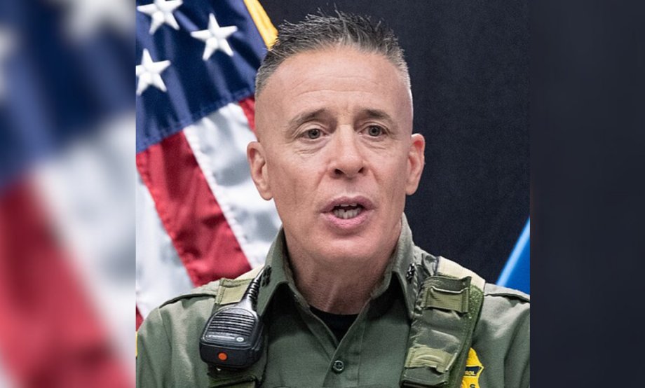 OnceNoticiasTV's tweet image. 🇺🇸 #Internacional | Greg Bovino deja la Patrulla Fronteriza de EUA tras encabezar las redadas migratorias más controvertidas del país.

Ha liderado operativos en #Chicago, Nueva Orleans, #Minneapolis y Los Ángeles, que desataron protestas masivas. 

🔗  acortar.link/c9OXHu