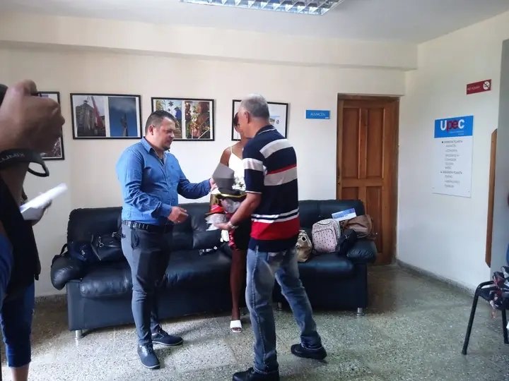 Entrega #UpecArtemisa  premios provinciales de periodismo Mario Robainas Ortega, por la  Obra de la Vida; y Joaquín Nicolás Aramburu, por la Obra del Año. #ArtemisaJuntosSomosMás 
#CubaVencerá 
<a href="/DiazCanelB/">Miguel Díaz-Canel Bermúdez</a> 
<a href="/DrRobertoMOjeda/">Dr. Roberto Morales Ojeda</a> 
<a href="/PartidoPCC/">Partido Comunista de Cuba</a> 
<a href="/AlpidioAlonsoG/">Alpidio Alonso Grau</a> 
<a href="/PresidenciaCuba/">Presidencia Cuba 🇨🇺</a>