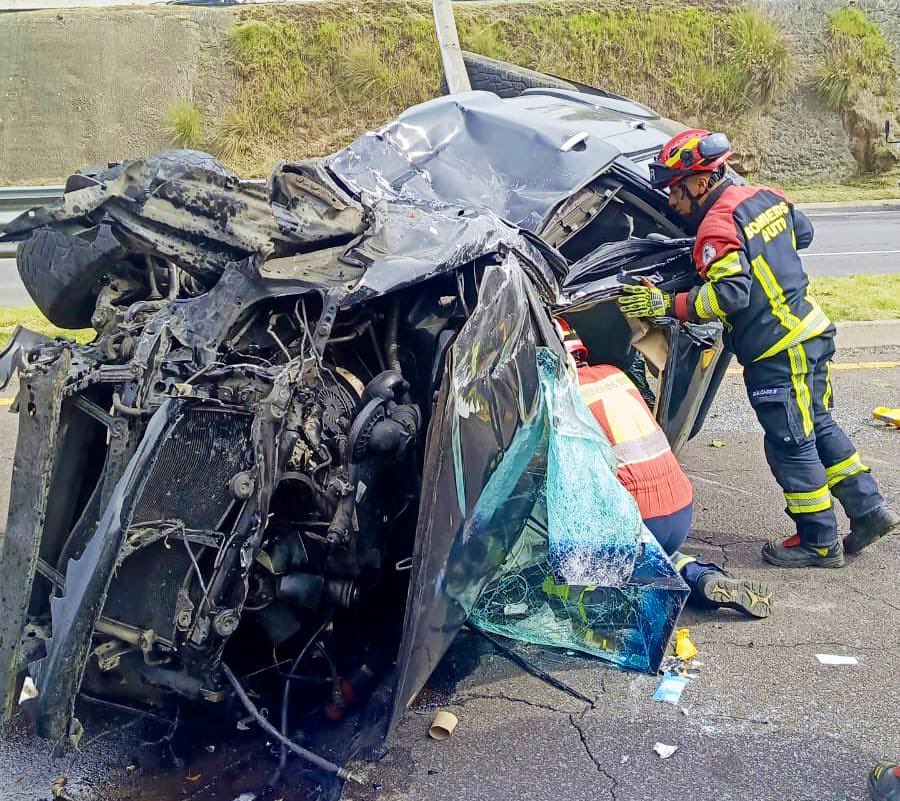 No es solo la Ruta Viva. Quito vive un completo abandono. Las calles son unos verdaderos cráteres. 
Hoy por responsabilidad de la falta gestión del ALCALDE PABEL MUÑOZ, se produjo un terrible accidente. 

El peor Alcalde de la historia.