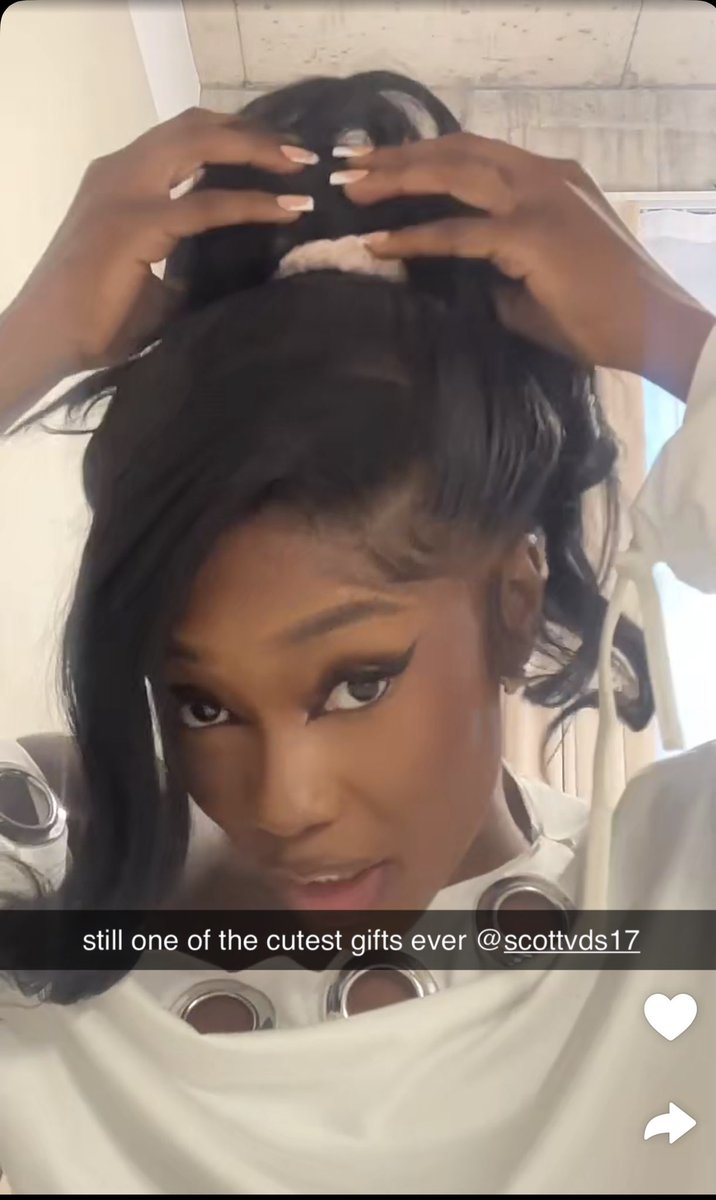 Via Leanne’s Snapchat

Leanne styled her hair today with the scrunchie Scott’s niece made for her 😭
This is so lovely… that’s family.