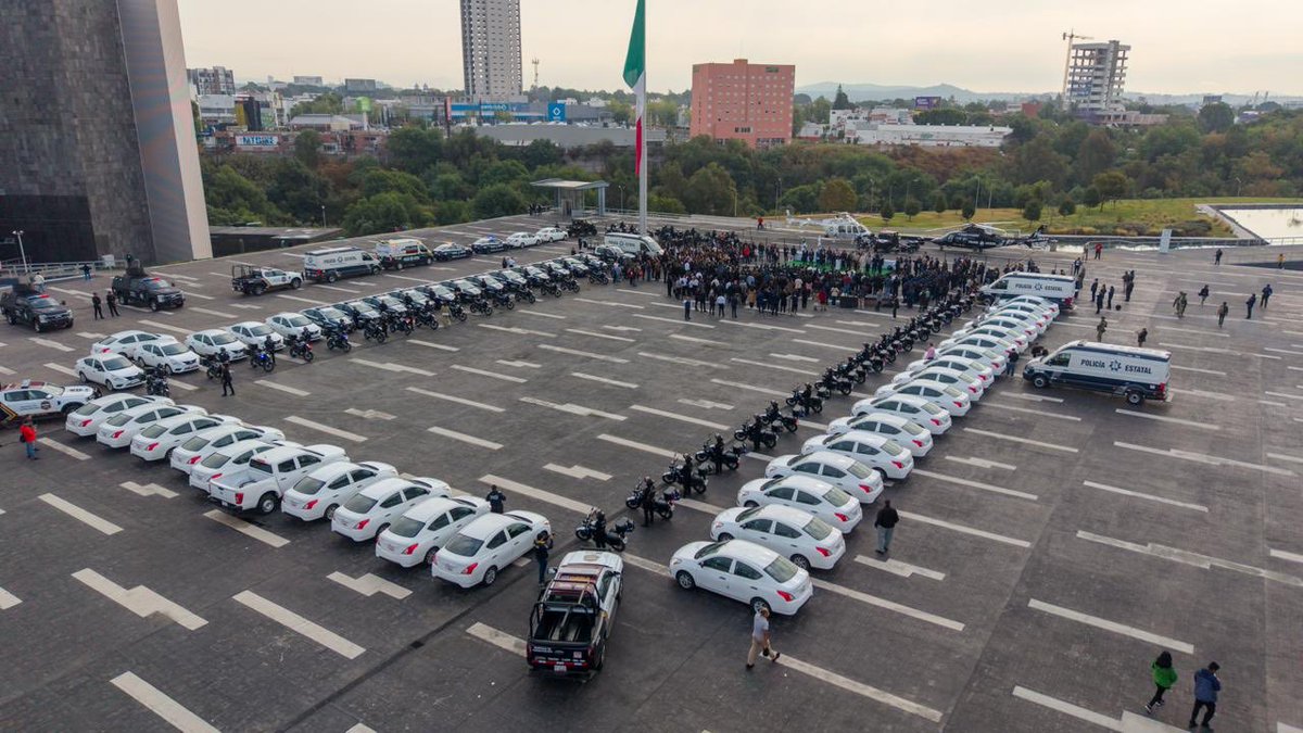 armentapuebla_'s tweet photo. Más patrullas 🟰Más vigilancia 🟰Más seguridad para Puebla. 🚔

Entregamos 111 nuevas unidades para fortalecer el trabajo de nuestros cuerpos policiales👮🏻‍♀️👮🏻‍♂️, combatir la corrupción☝🏻 y seguir trabajando por la seguridad de las familias poblanas. 🧑‍🧑‍🧒‍🧒

#PorAmorAPuebla
#PensarEnGrande