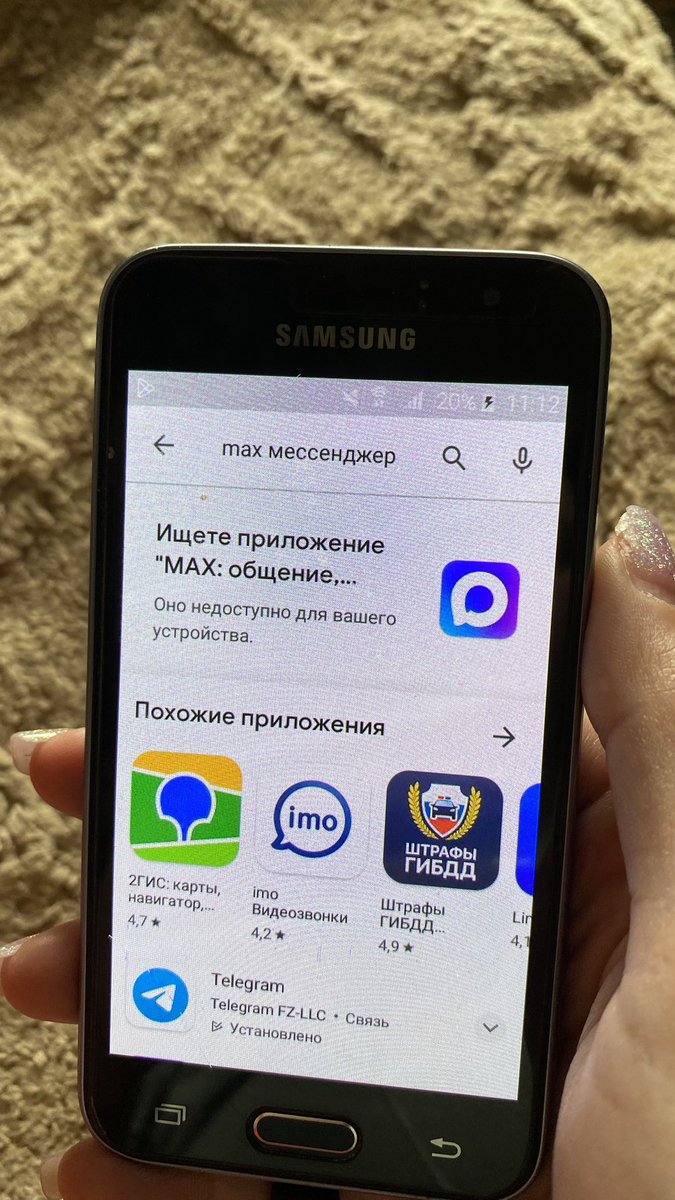 NadyaBTR's tweet photo. Достала старый телефон, приложения на котором были установлены в декабре 21. Что-то совсем из прошлой реальности. 

А достала я его потому что мы с коллегами проиграли борьбу с максом, ну хоть этот динозавр ее выиграл😅 https://t.co/mZ4w161ERs