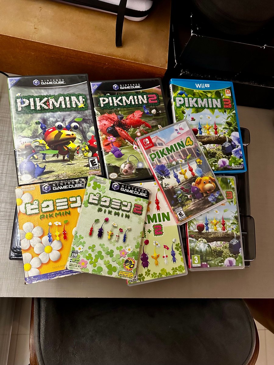 retrovisorx's tweet photo. Uma prateleira inteira de Pikmin e ainda parece que sempre falta mais um 🌱 Quem aí também coleciona séries completas? #Pikmin #NintendoSwitch #RetroGaming #CulturaGamer #GameCube #Nintendo https://t.co/KEeP73weBg
