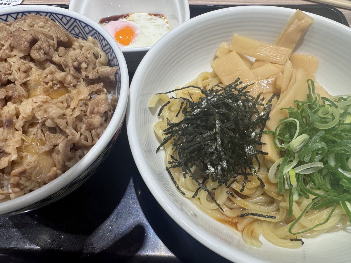 okachansakura's tweet photo. #岡山　#吉野家　#まぜそば　#面接　#体験
🤤今日のご飯🍚
やっとご飯🍜
吉野家のまぜそば🍜
美味しい😋😋😋
😾本日もお仕事ご苦労様です✨
ラストまで頑張ってまいりましょうね😺 https://t.co/m5h5uOKteP