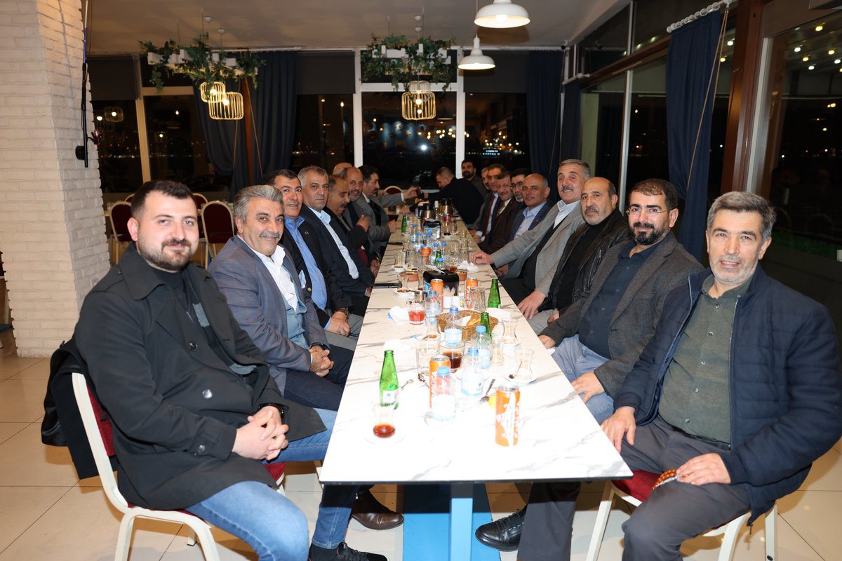 senersogut's tweet photo. Kocaeli Erzurumlular Vakfı’nın düzenlediği iftar programında ilçemizin değerli din adamlarımızla bir araya geldik. 

Ramazan ayının manevi ikliminde birlik, beraberlik ve kardeşlik duygularını pekiştirerek, yapılan dualarla gönüllerimizi buluşturduk. Bu anlamlı organizasyonda emeği geçen Kocaeli Erzurumlular Vakfı Başkanı Ahmet Önal ve yönetim kurulu üyelerine teşekkür ediyorum.