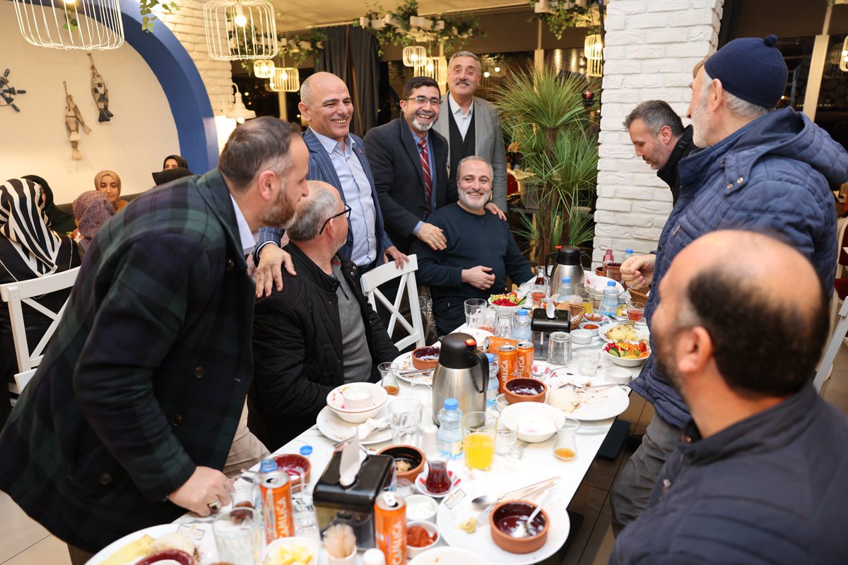 senersogut's tweet photo. Kocaeli Erzurumlular Vakfı’nın düzenlediği iftar programında ilçemizin değerli din adamlarımızla bir araya geldik. 

Ramazan ayının manevi ikliminde birlik, beraberlik ve kardeşlik duygularını pekiştirerek, yapılan dualarla gönüllerimizi buluşturduk. Bu anlamlı organizasyonda emeği geçen Kocaeli Erzurumlular Vakfı Başkanı Ahmet Önal ve yönetim kurulu üyelerine teşekkür ediyorum.