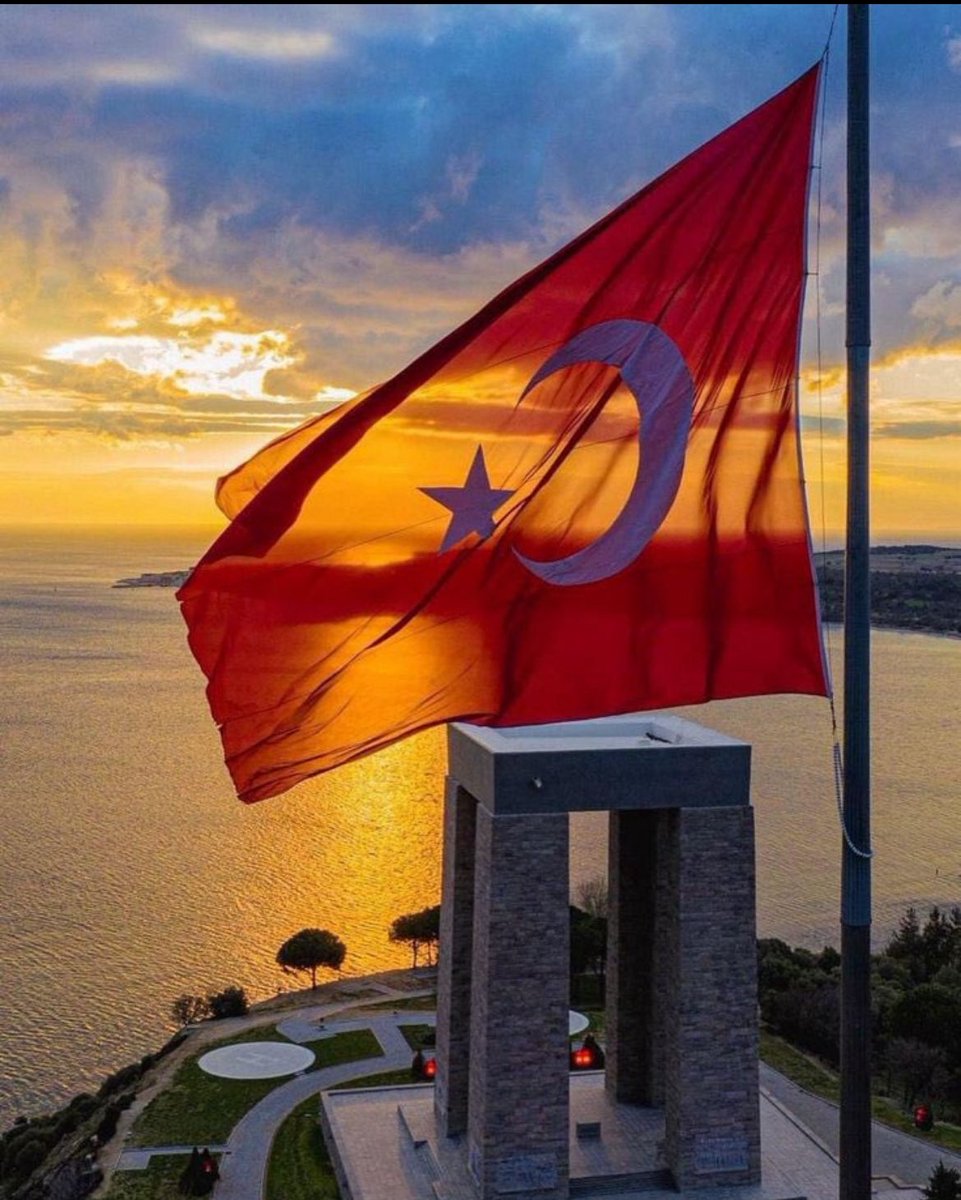 KadirBara10's tweet photo. Bir annenin oğluna “Eğer bayrak inecekse, eğer ezan dinecekse gitte gelme oğul.” dediği harbin adıdır Çanakkale.
 #CanakkaleGeçilmez🇹🇷🇹🇷🇹🇷 https://t.co/cPHOwnZe4s