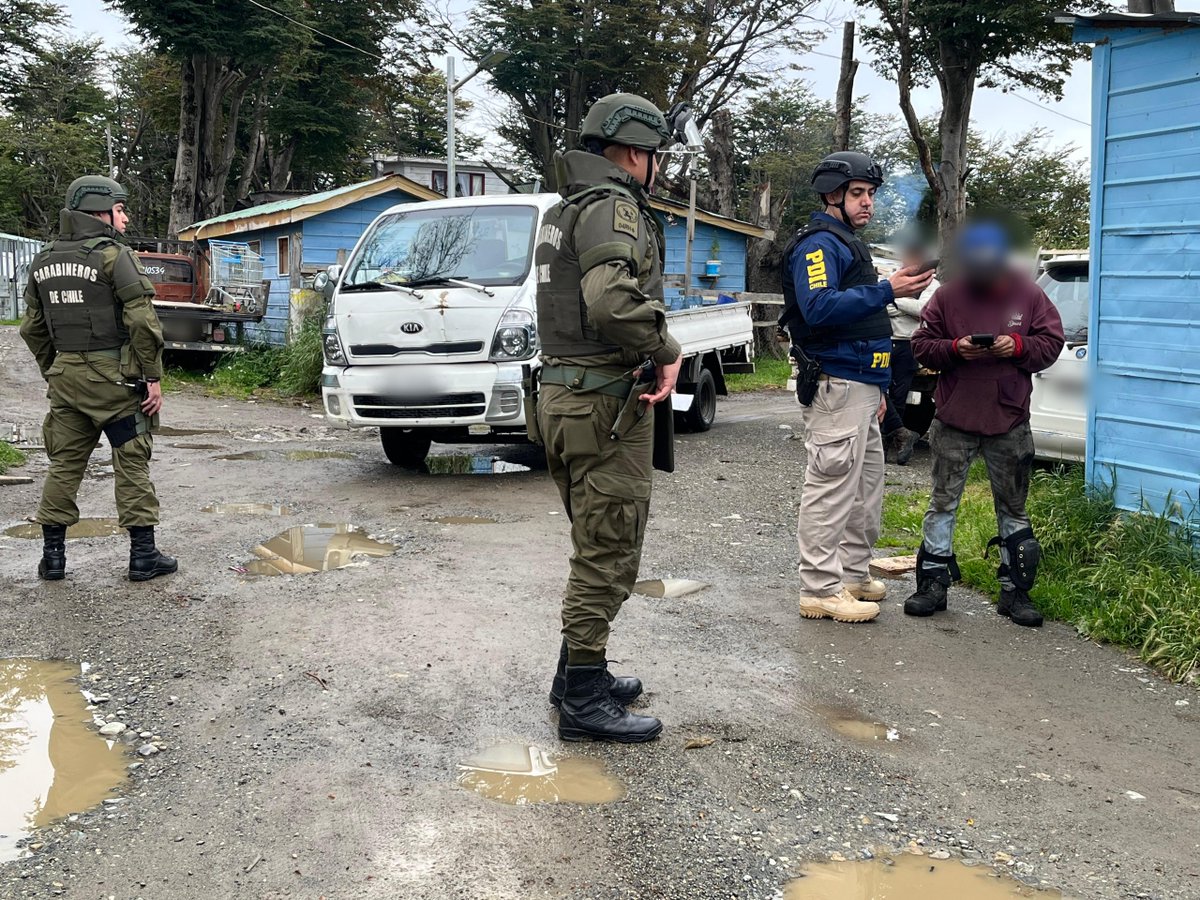 PDI_Magallanes's tweet photo. 🚔 Operativo conjunto de Carabineros y PDI en Magallanes

▪️ 53 detenidos, la mayoría por órdenes pendientes.
▪️ 78 extranjeros fiscalizados
▪️ 18 extranjeros denunciados 
▪️ Una ciudadana colombiana expulsada.